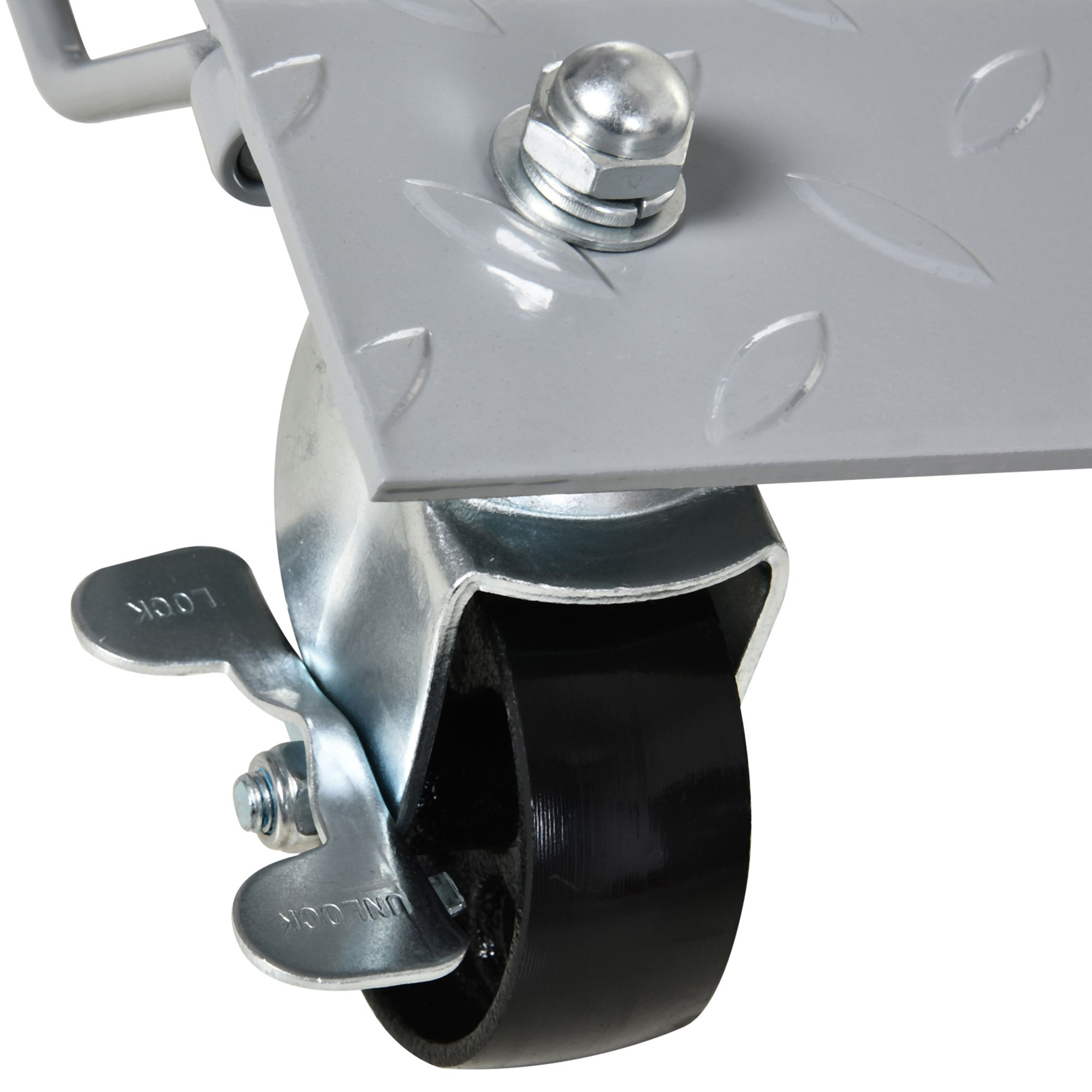 Nahaufnahme eines Autodolly-Rades. Zeigt das Rad, den Verriegelungsmechanismus und einen Teil der Metallplatte.