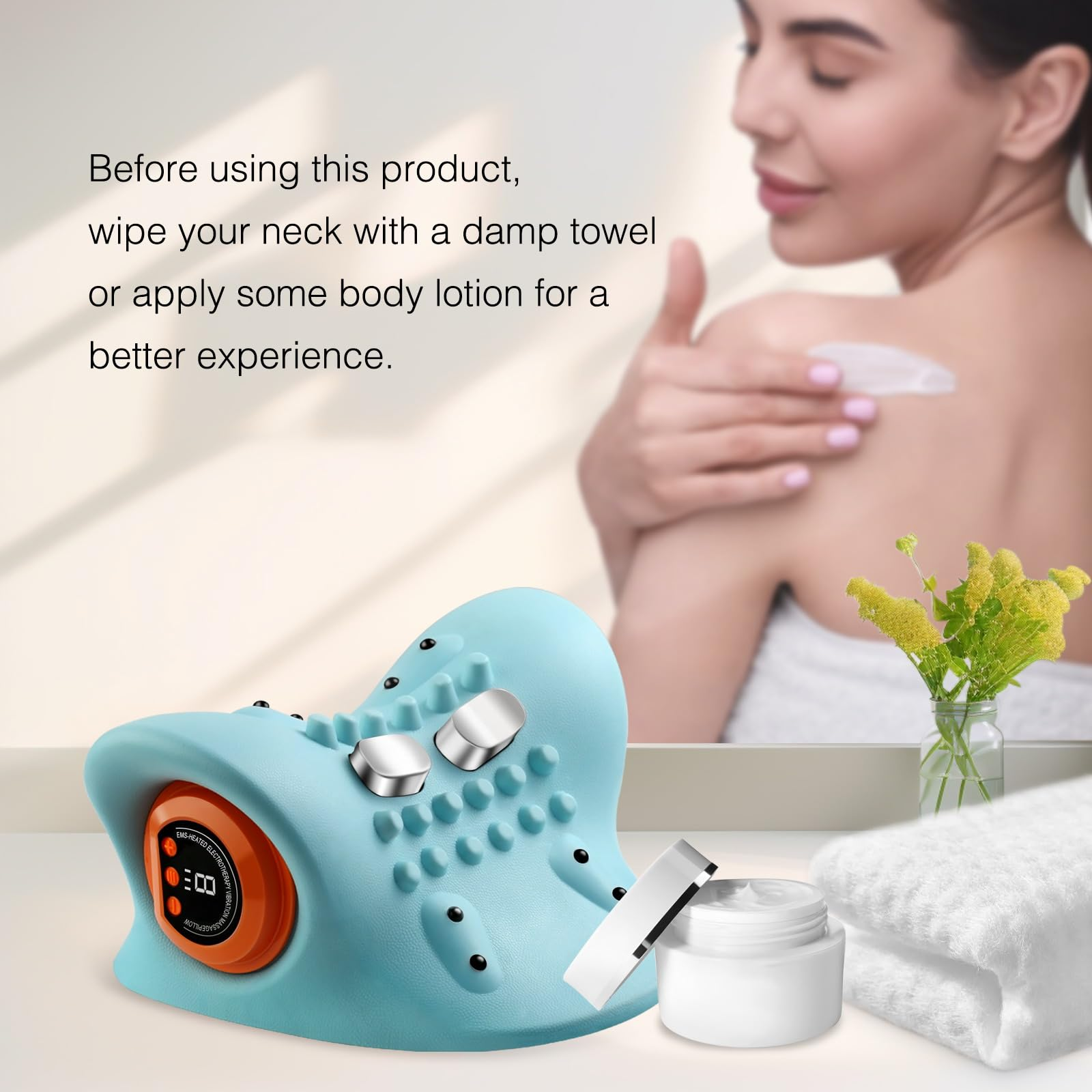 Blaues Nackenmassagegerät mit einer Frau, die im Hintergrund Creme aufträgt, und einem Cremetiegel.