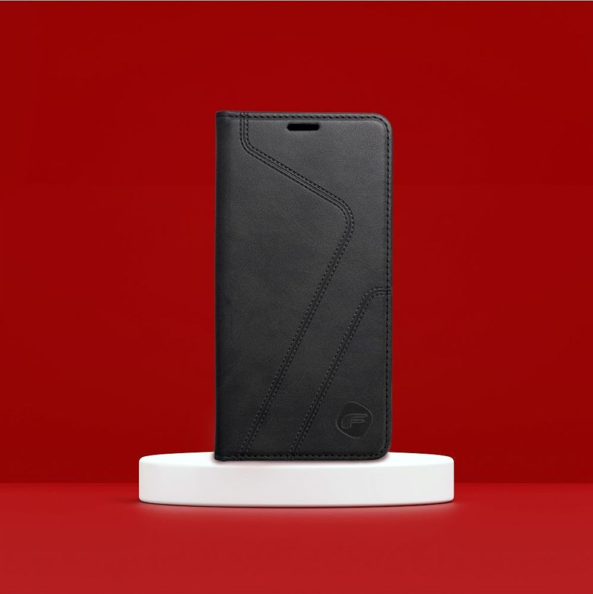 Custodia per telefono in pelle nera su supporto bianco, sfondo rosso.
