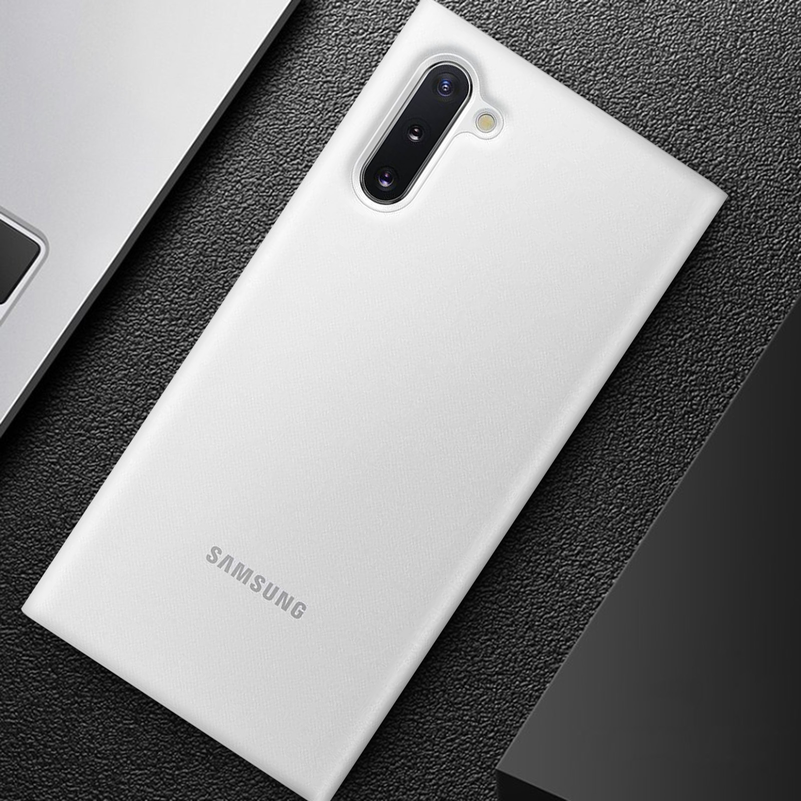 Weiße Handyhülle mit Kameraausschnitt und Samsung-Logo.