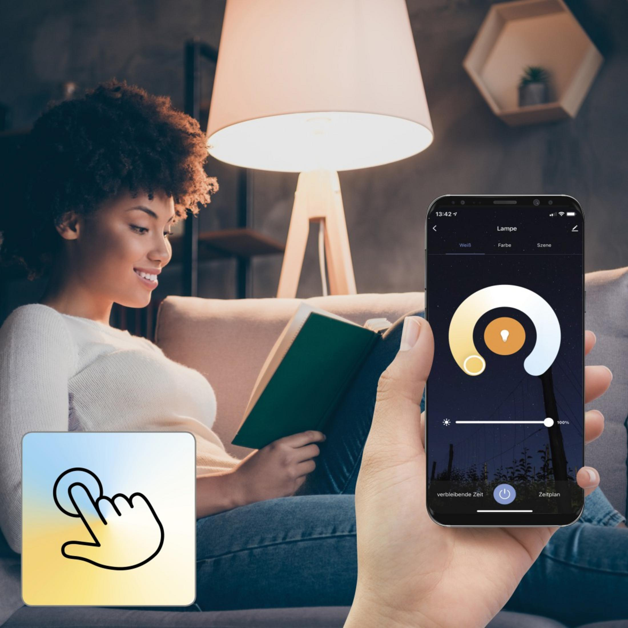 Donna che legge un libro con un telefono che mostra i comandi della luce. Lampada sullo sfondo.