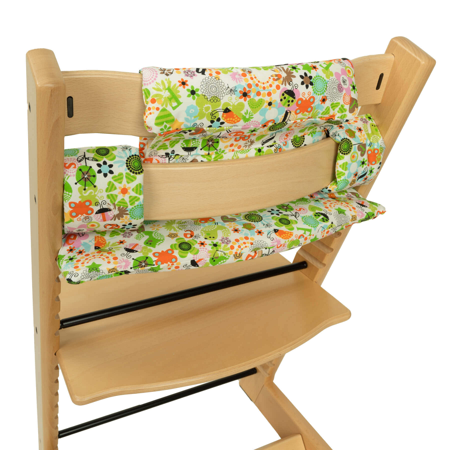 Trona de madera con un juego de cojines de diseño floral y un arnés de madera.