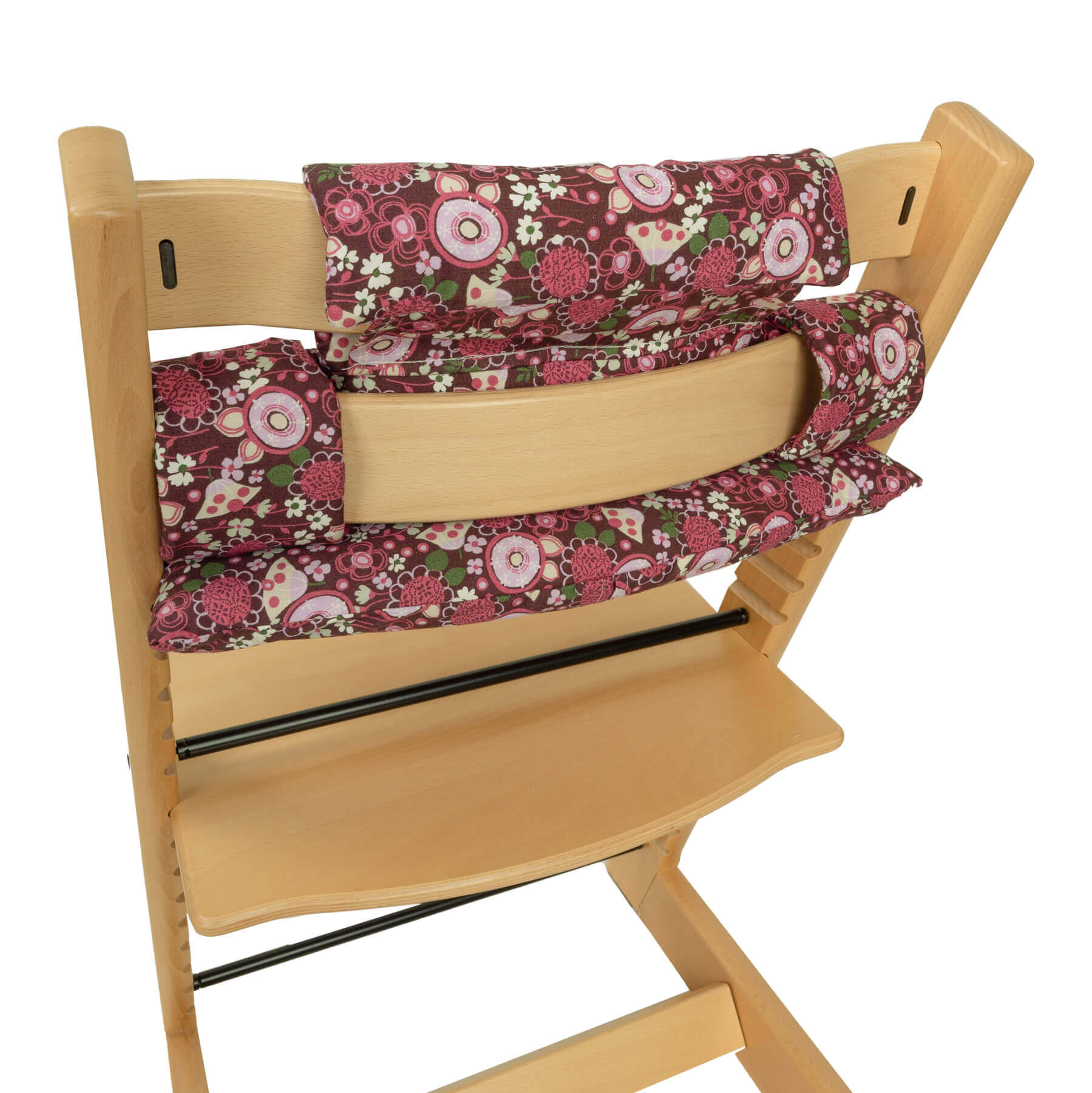 Silla alta de madera con cojín floral. Patrón floral marrón y rosa en el cojín.