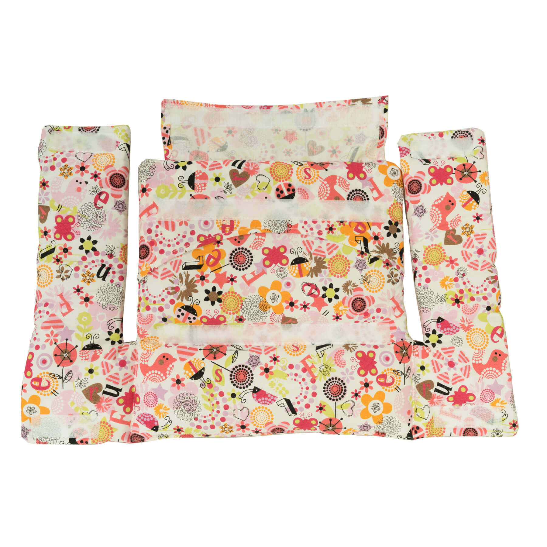 Un juego de ropa de cama para bebé colorido con un patrón floral sobre fondo blanco.