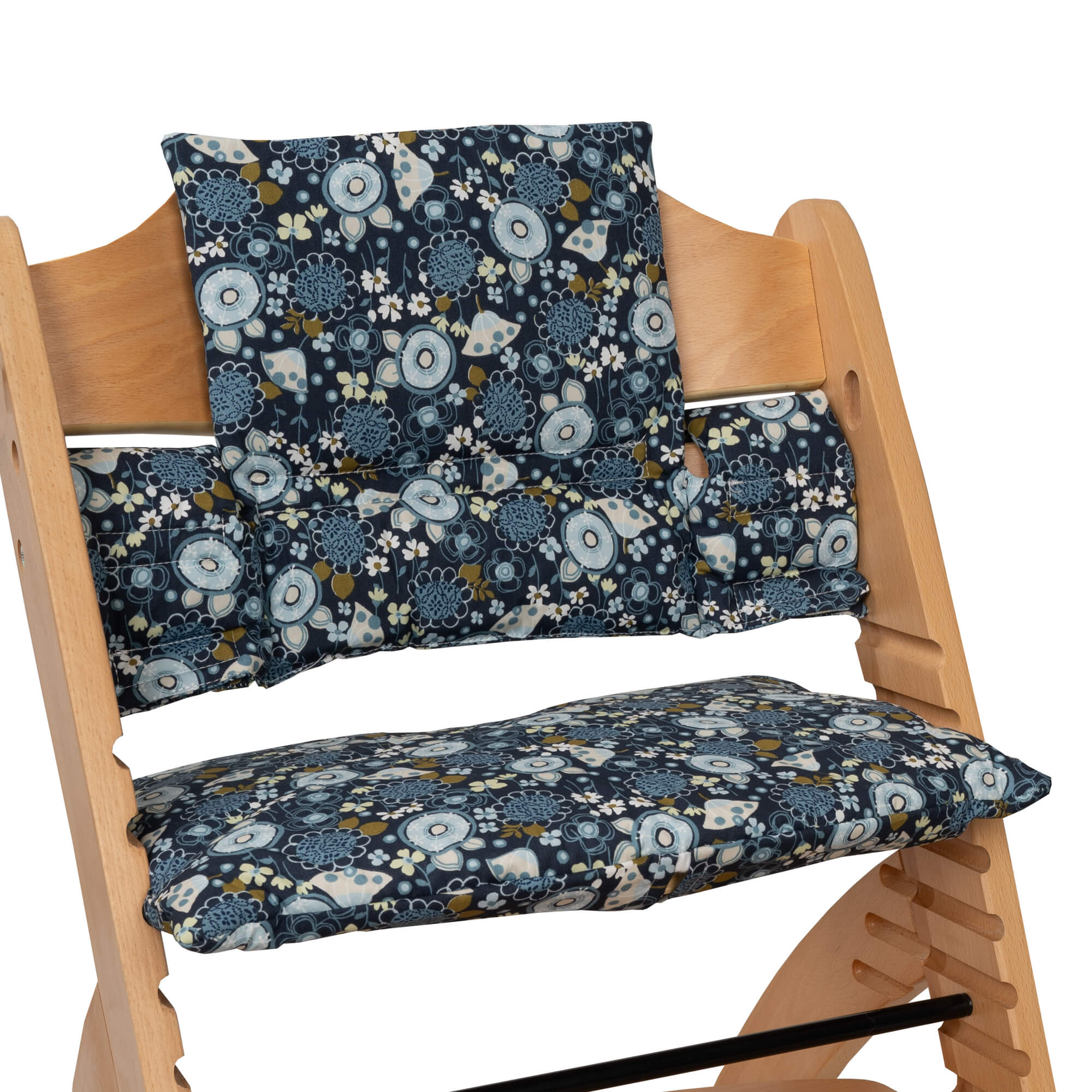 Silla alta de madera con cojines estampados florales en azul marino, blanco y azul claro.