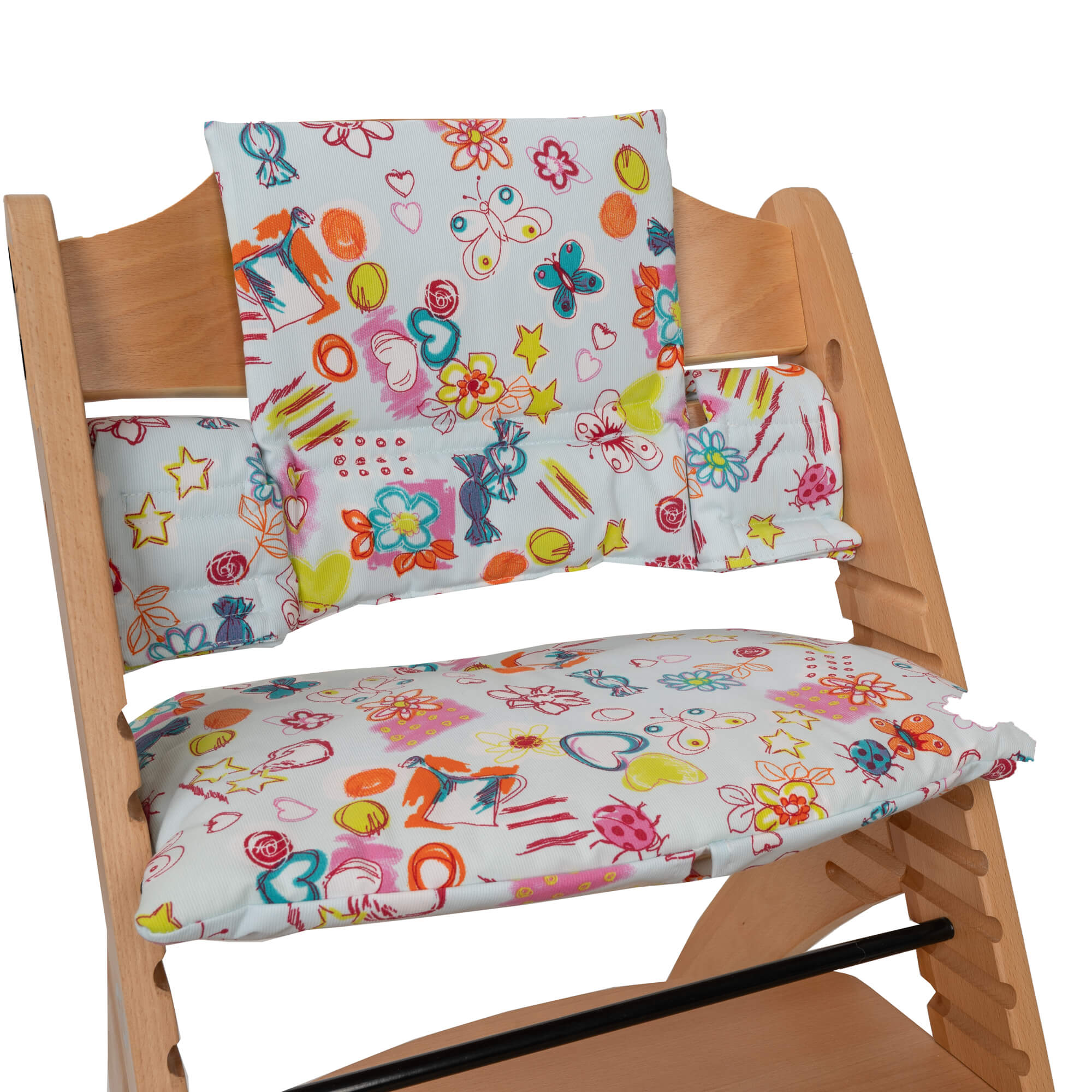 Silla alta de madera con cojines de color azul claro y estampados coloridos con mariposas y flores.