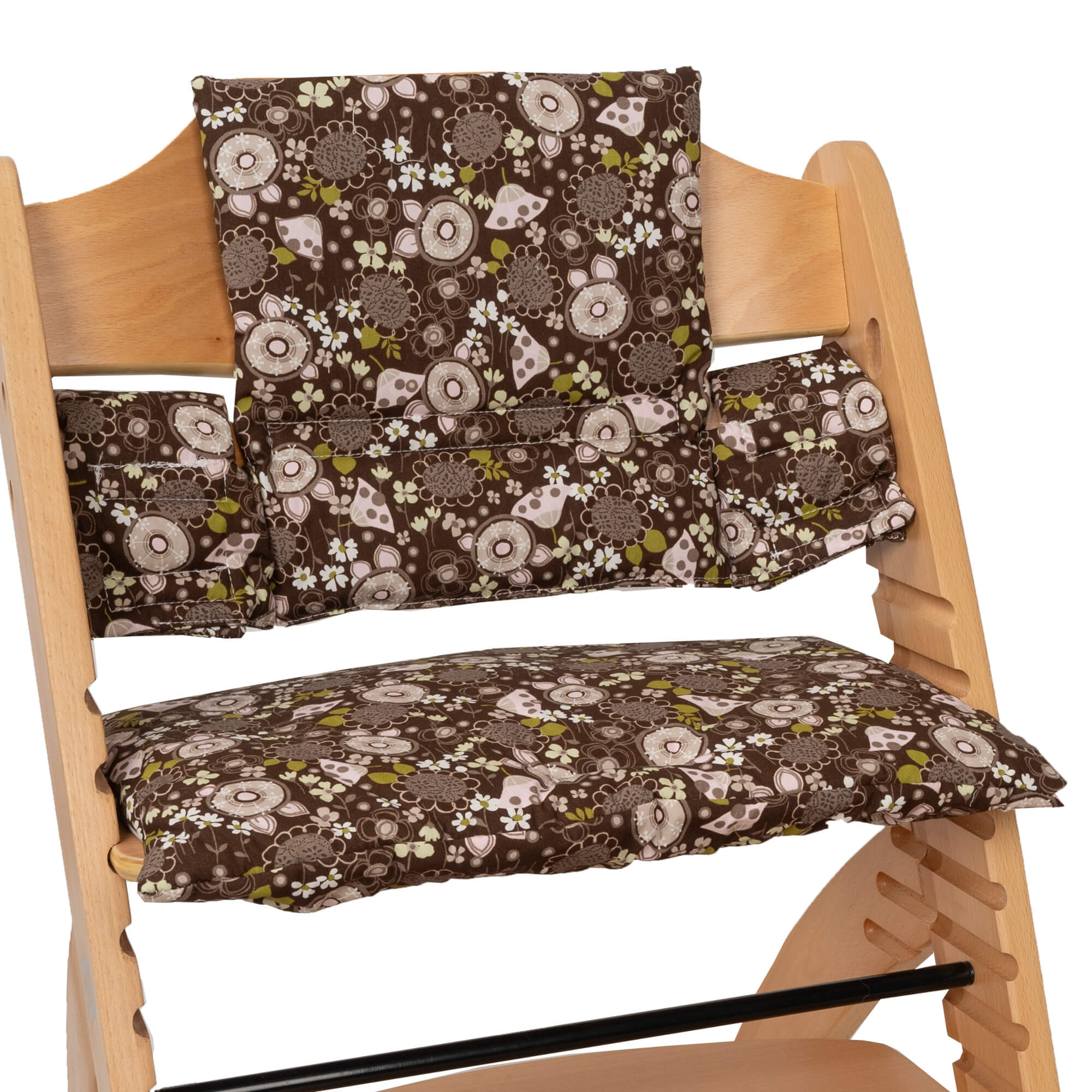 Silla alta de madera con cojines estampados florales en marrón, blanco y verde.
