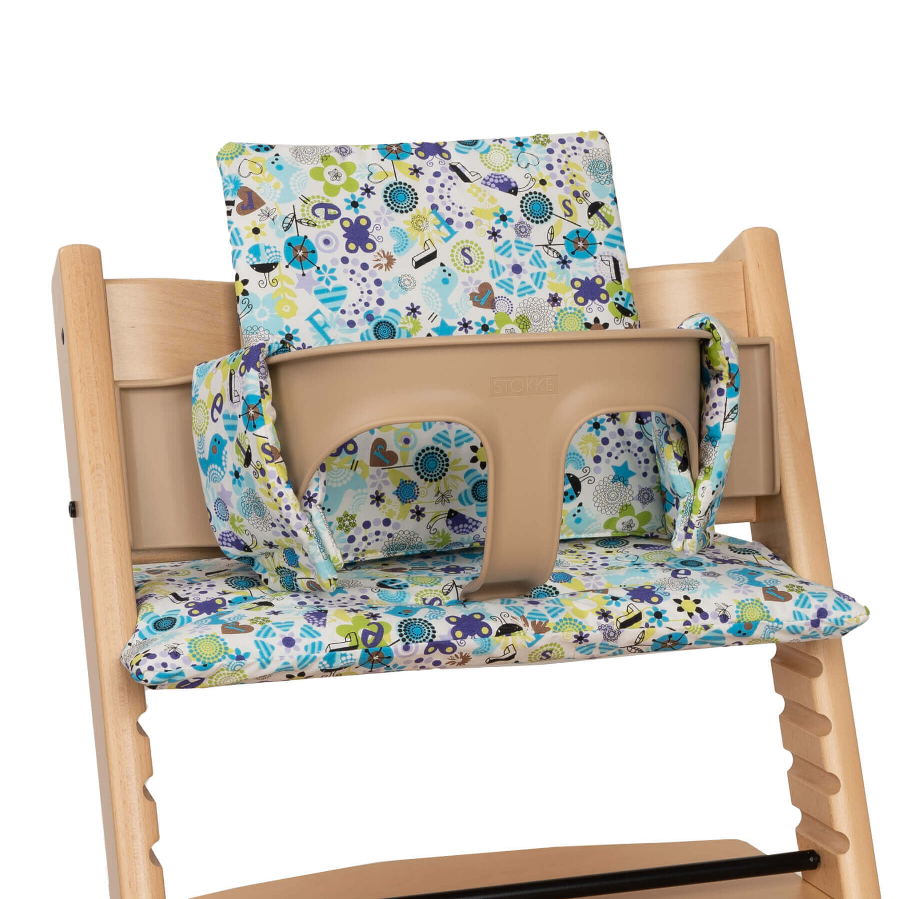 Primer plano de una silla alta con cojines florales azules, barra de seguridad beige, sobre fondo blanco.