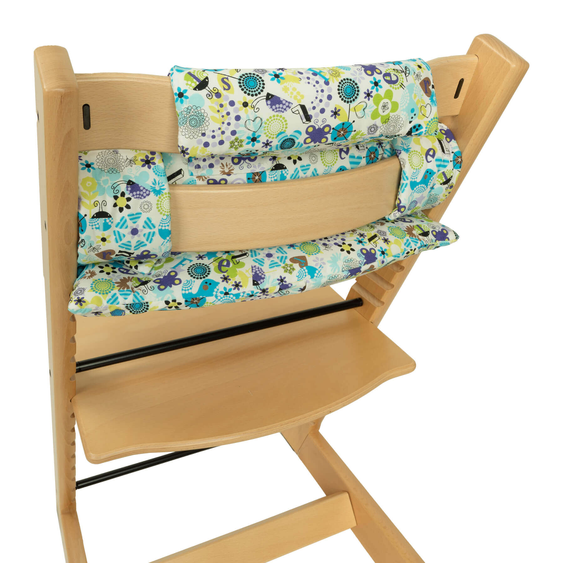 Asiento de silla alta de madera, con estampado floral colorido. Tiene respaldo y reposapiés.