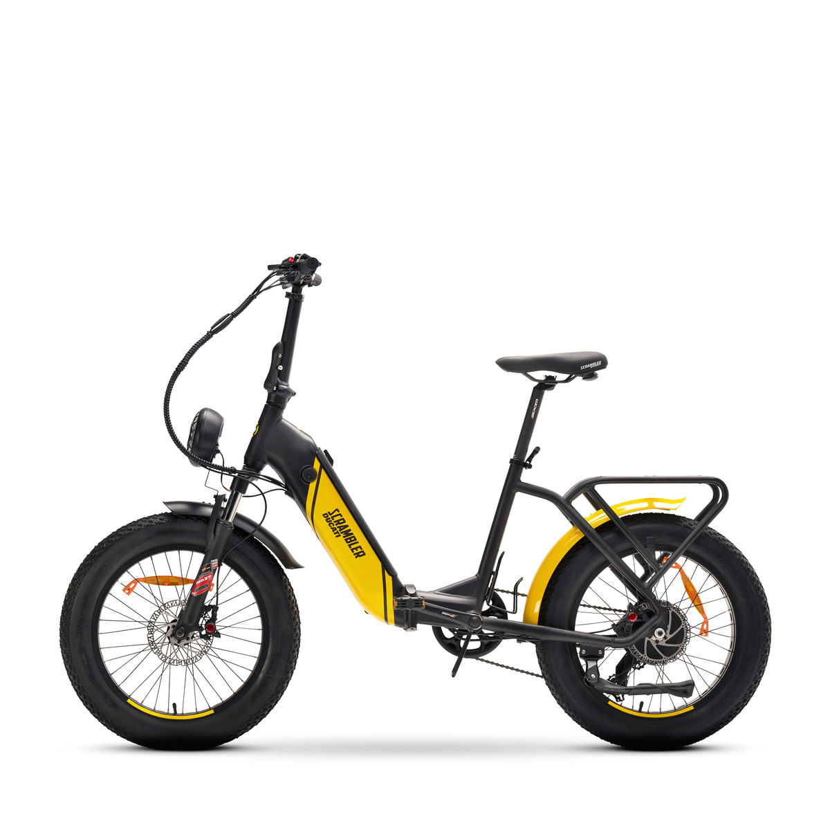 Żółty i czarny rower elektryczny na białym tle. Ma duże opony i jest złożony.
