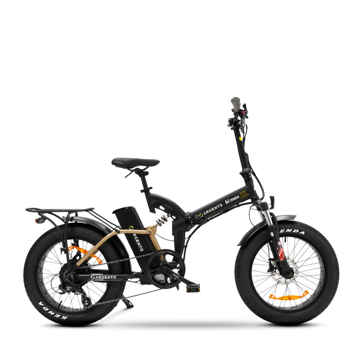 Bicicletta elettrica nera con dettagli dorati, pneumatici larghi e portapacchi, su sfondo bianco.