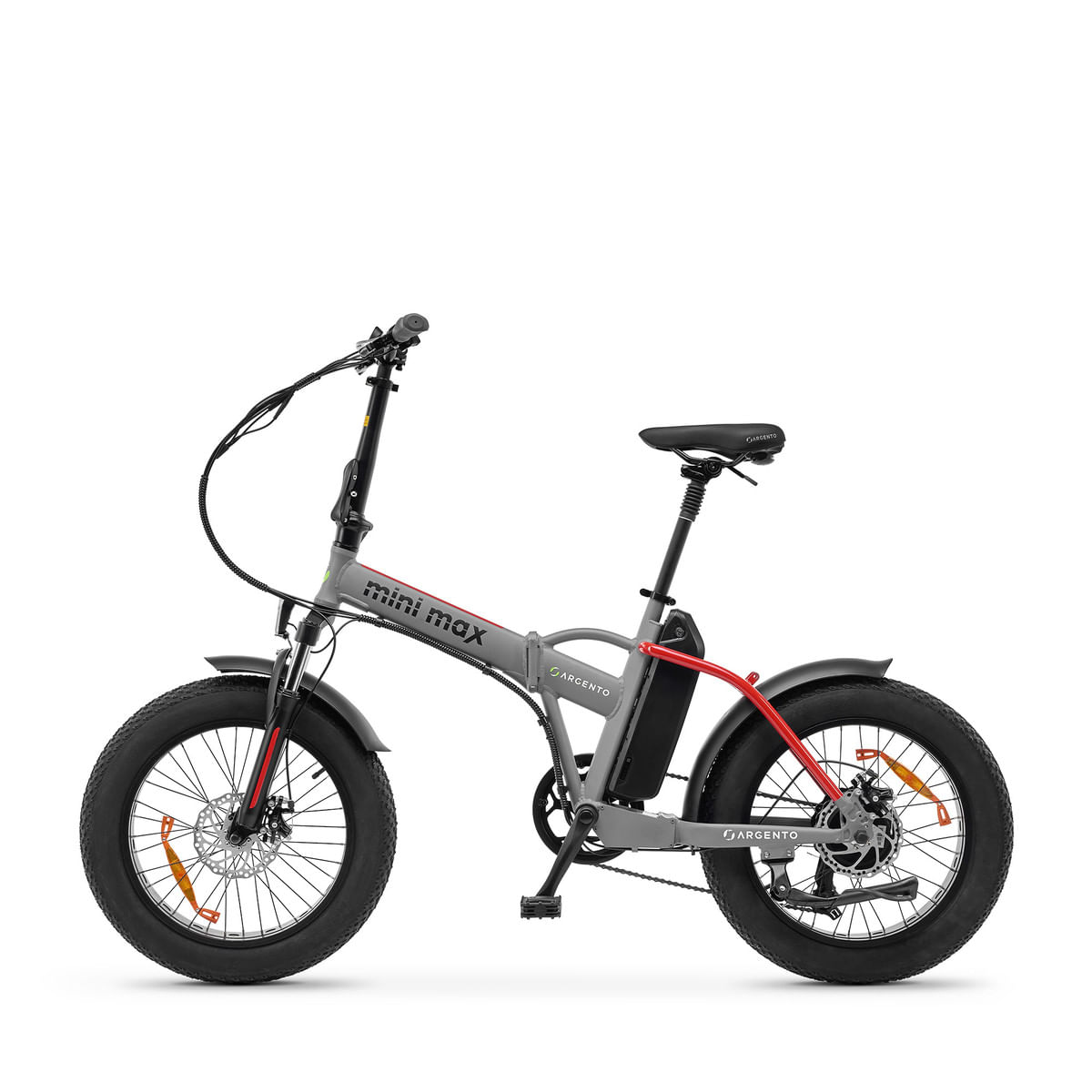 Szary rower elektryczny mini max z czerwonymi akcentami, grubymi oponami, na białym tle.