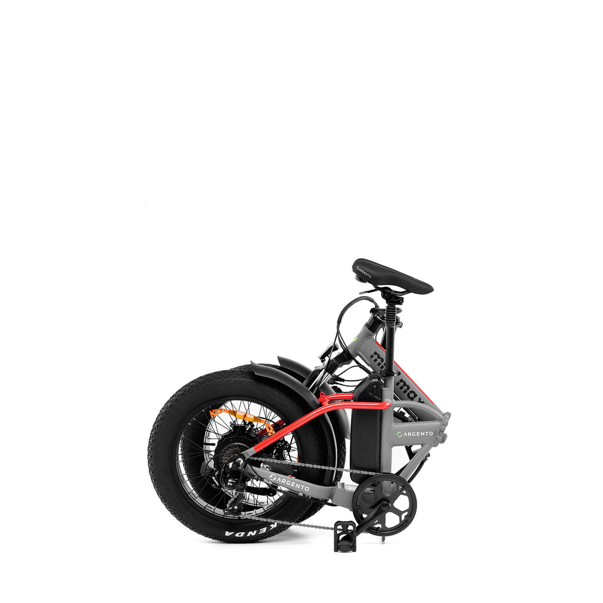 Złożony szary rower elektryczny z czerwonymi akcentami, grubymi oponami, na białym tle. Marka 'Argento'.