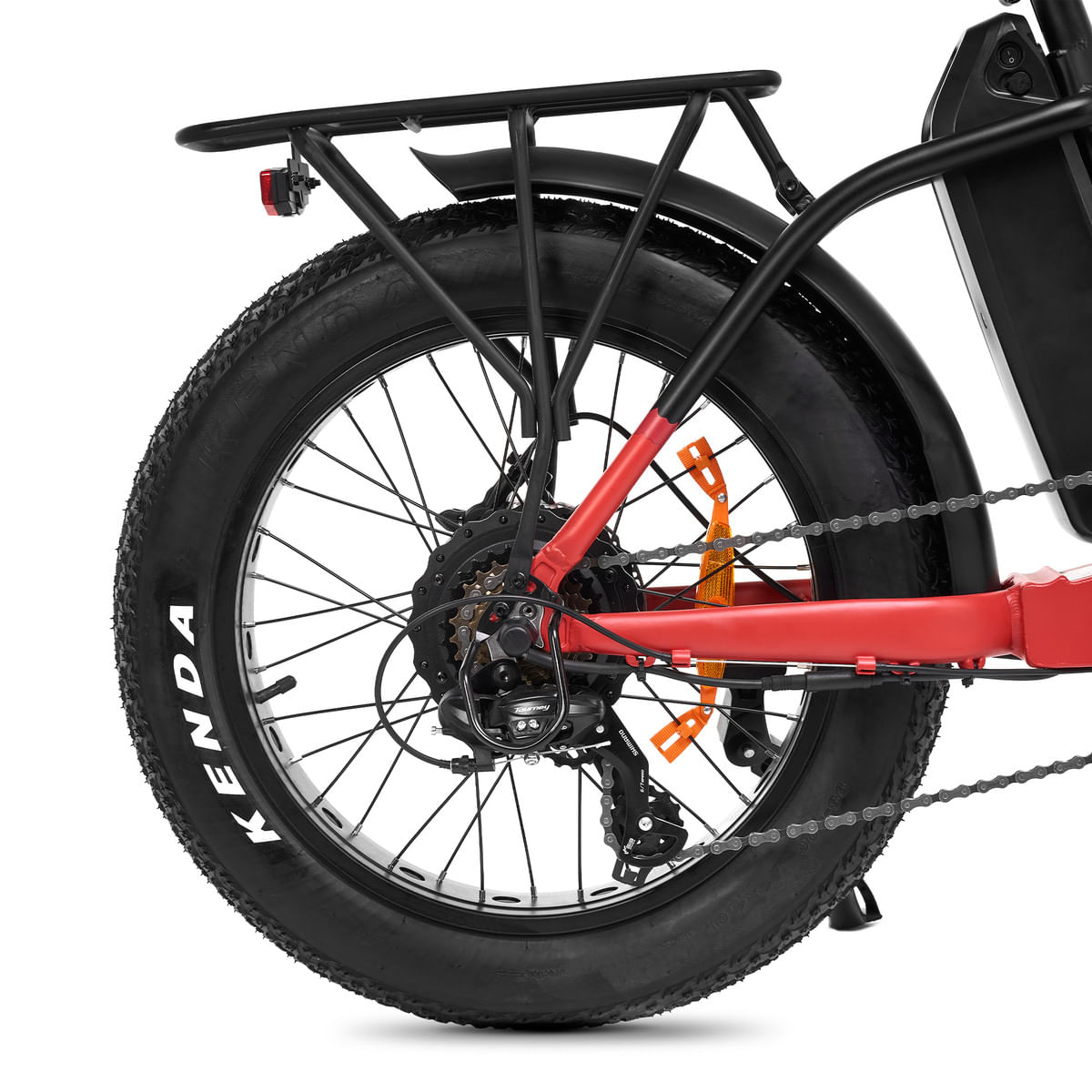 Primo piano di uno pneumatico nero di bicicletta elettrica con logo Kenda, su sfondo bianco.