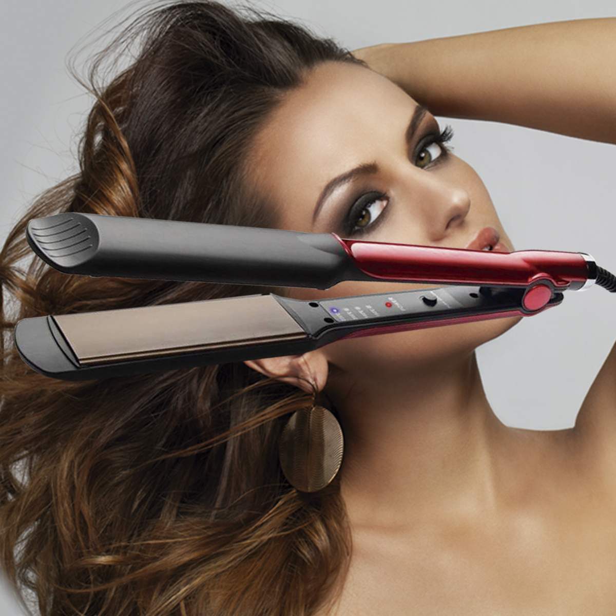 Una mujer sosteniendo una plancha de pelo roja y negra cerca de su cara. Su cabello es castaño y ondulado.