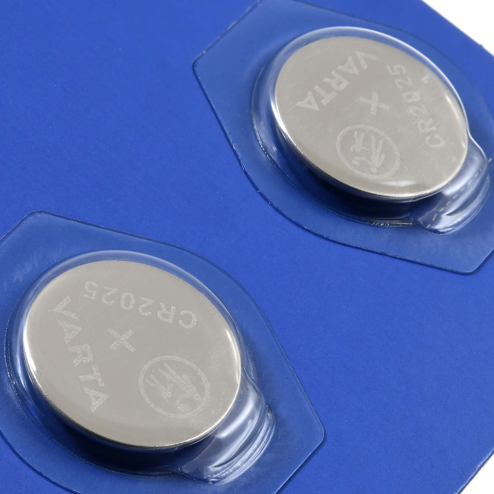 Zwei VARTA CR2025 Batterien in einer blauen Verpackung. Die Batterien sind durch den Kunststoff sichtbar.