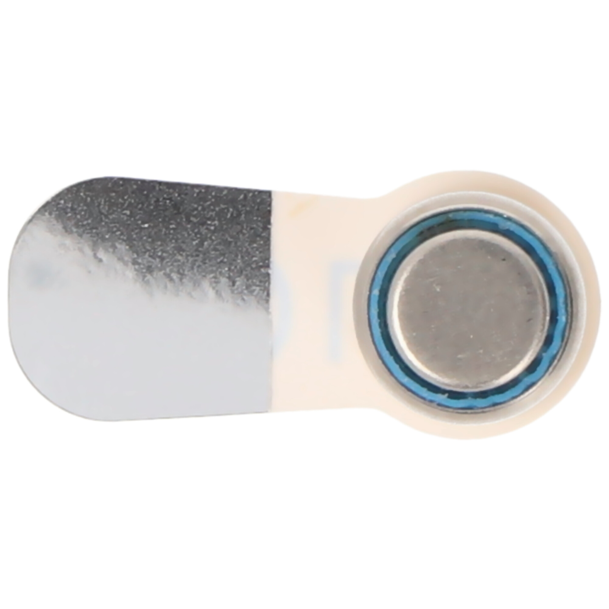 Mały, srebrno-biały schowek na baterie do aparatów słuchowych. Schowek jest otwarty.