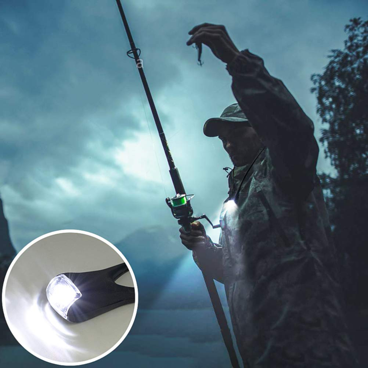 Hombre pescando de noche con lámpara frontal y caña. Luz brillando en el agua.