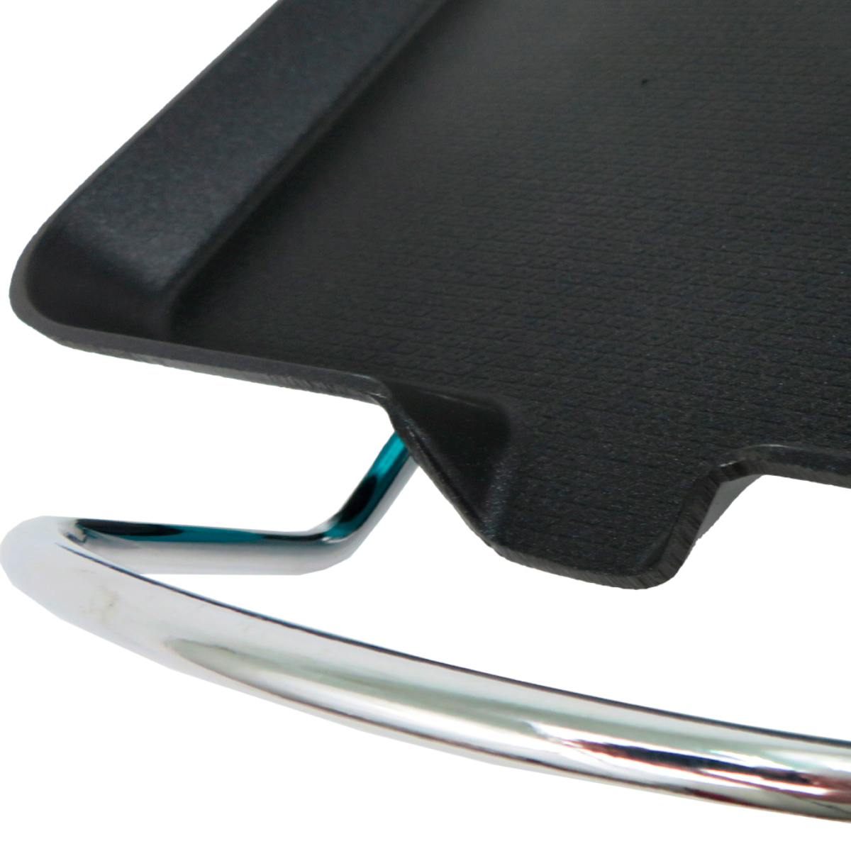 Plancha negra con borde redondeado y soporte cromado.