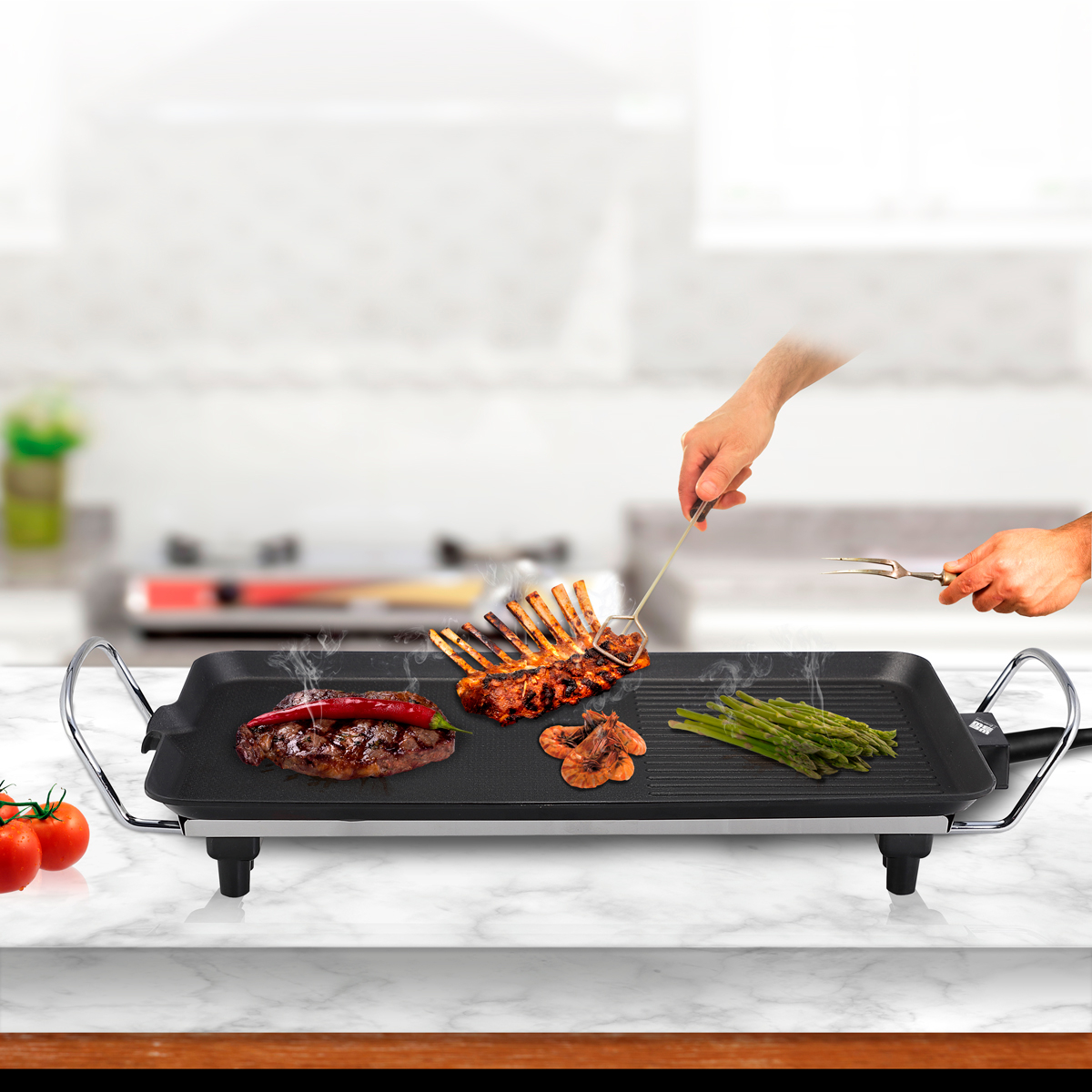 Parrilla eléctrica con comida cocinándose. Persona usa pinzas y tenedor para manipular alimentos.