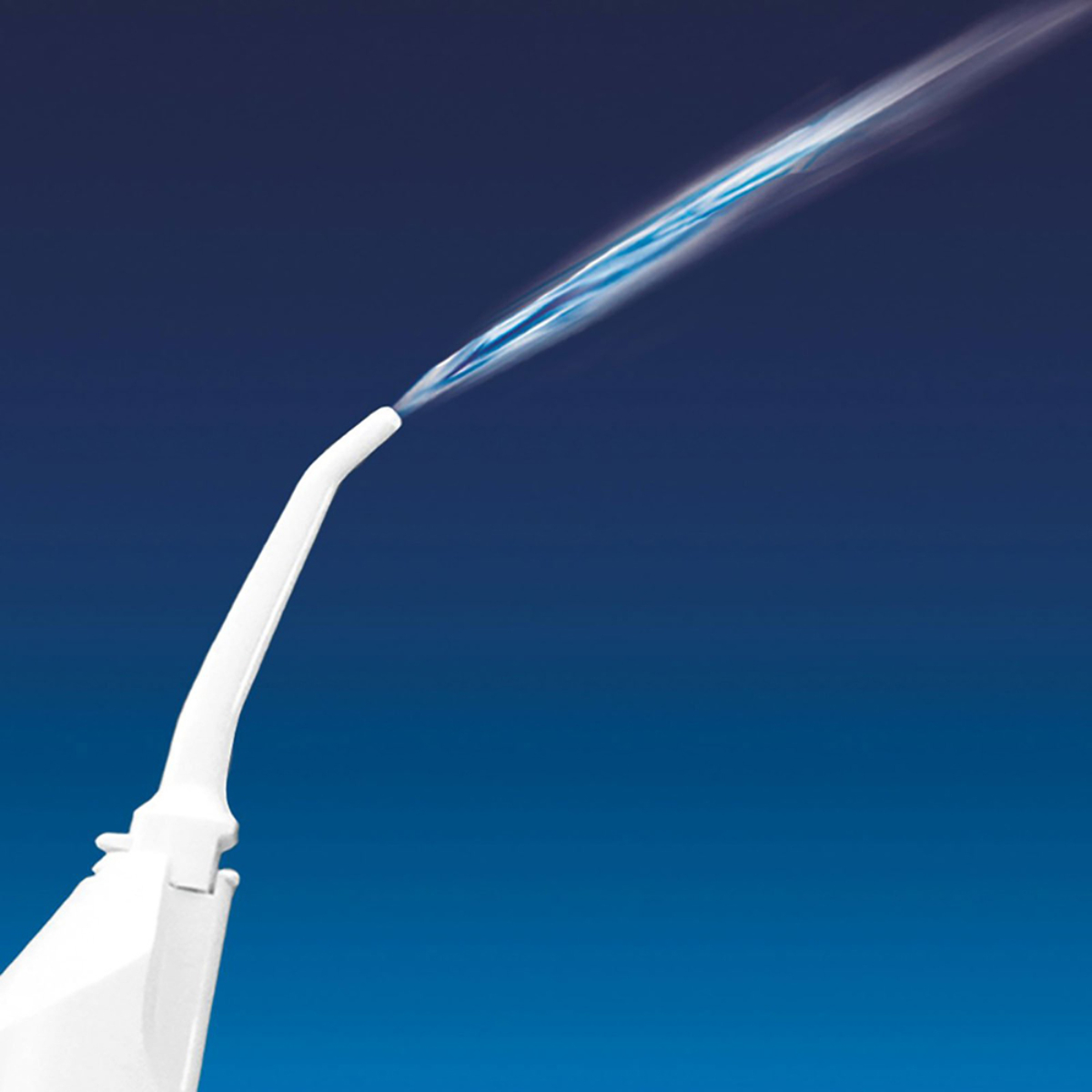 Irrigador oral blanco con chorro de agua sobre un fondo azul degradado.