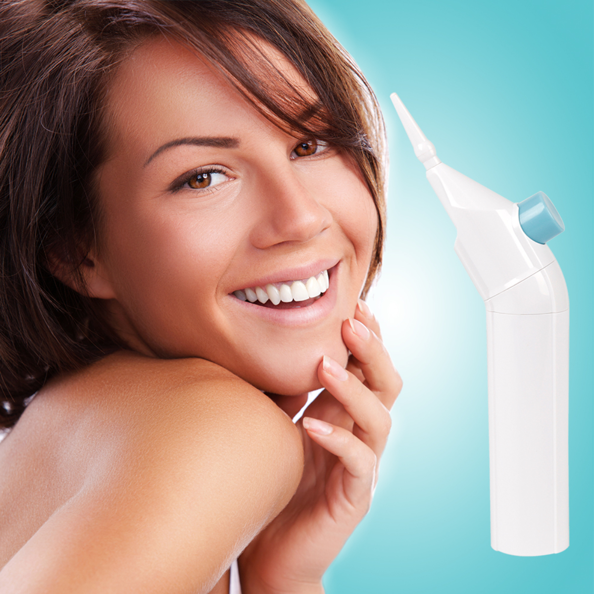 Mujer sonriendo con dientes blancos, usando un irrigador oral. Fondo azul claro.