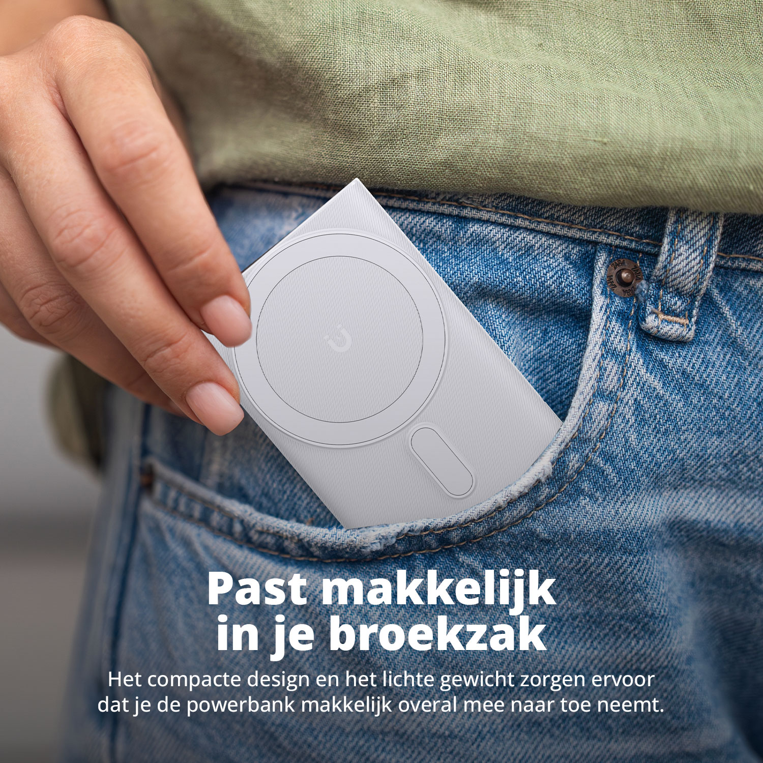 Une main mettant un chargeur blanc dans une poche de jean.