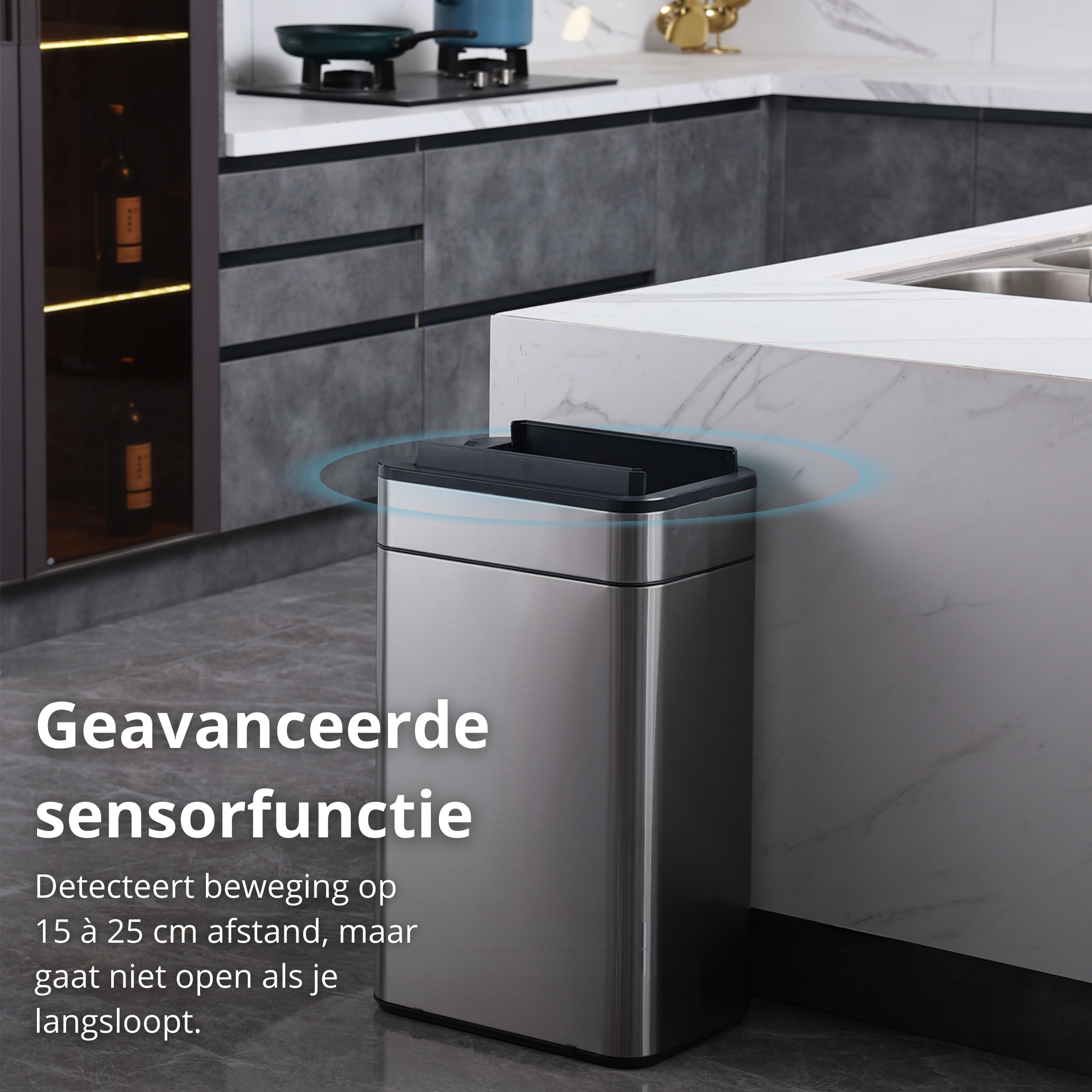 Trash can in a kitchen with sensor function. Text: Geavanceerde sensorfunctie.