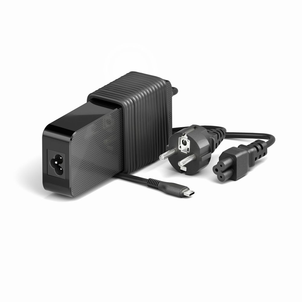 Adattatore di alimentazione nero con più spine e un cavo USB-C. Sfondo bianco.