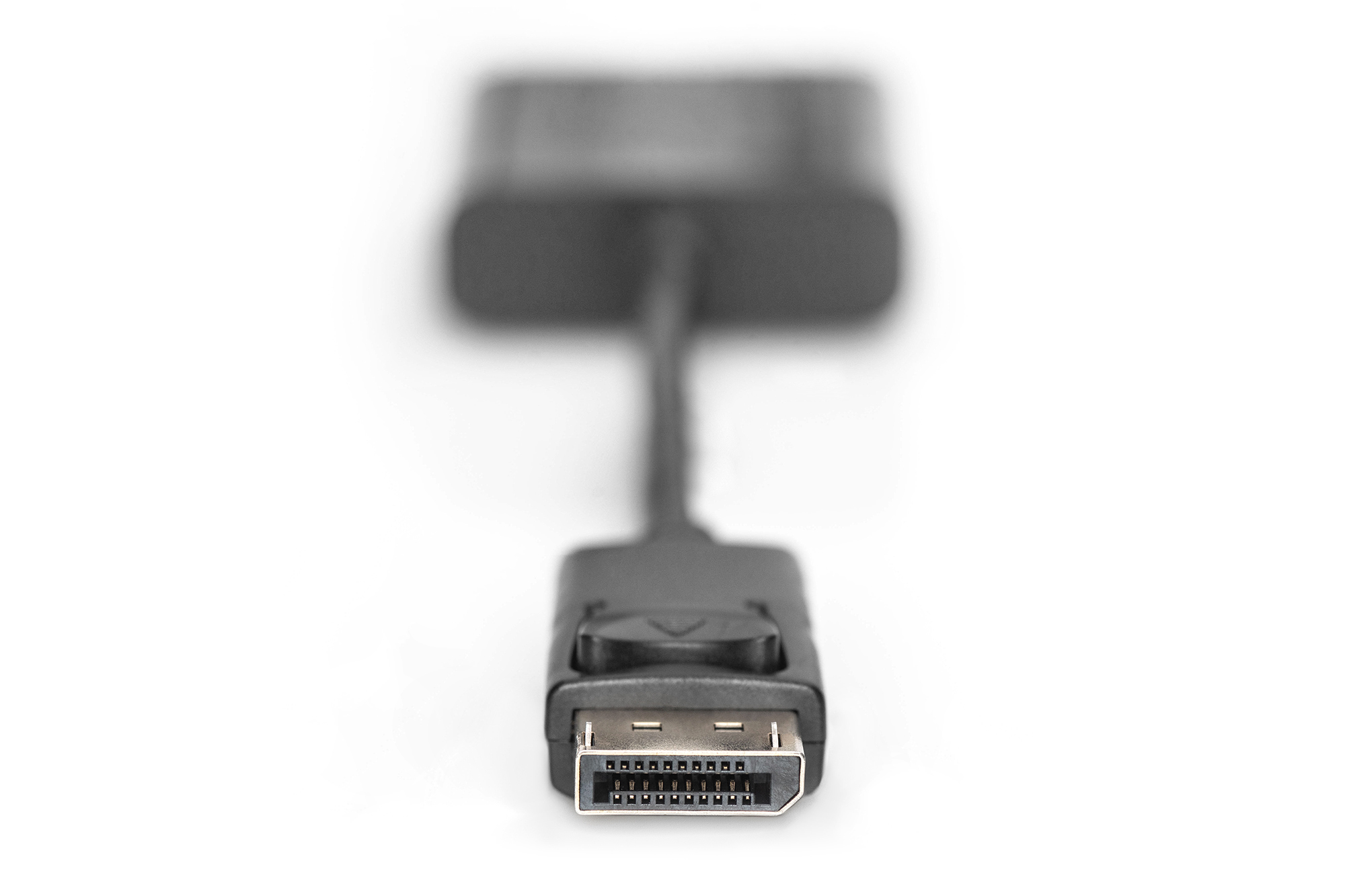Czarny kabel DisplayPort z męskim złączem. Kabel jest na białym tle.