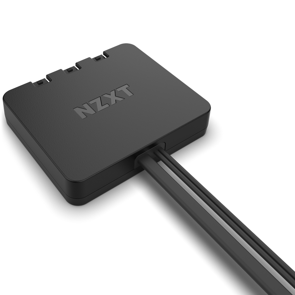 Czarny kontroler NZXT z przewodem. Słowo NZXT jest napisane na górze, przewód idzie w dół.