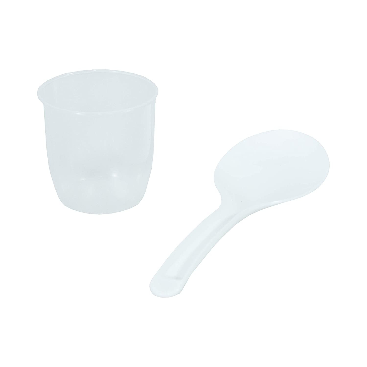 Taza y cuchara medidoras blancas sobre fondo blanco. La taza está vacía, la cuchara a un lado.