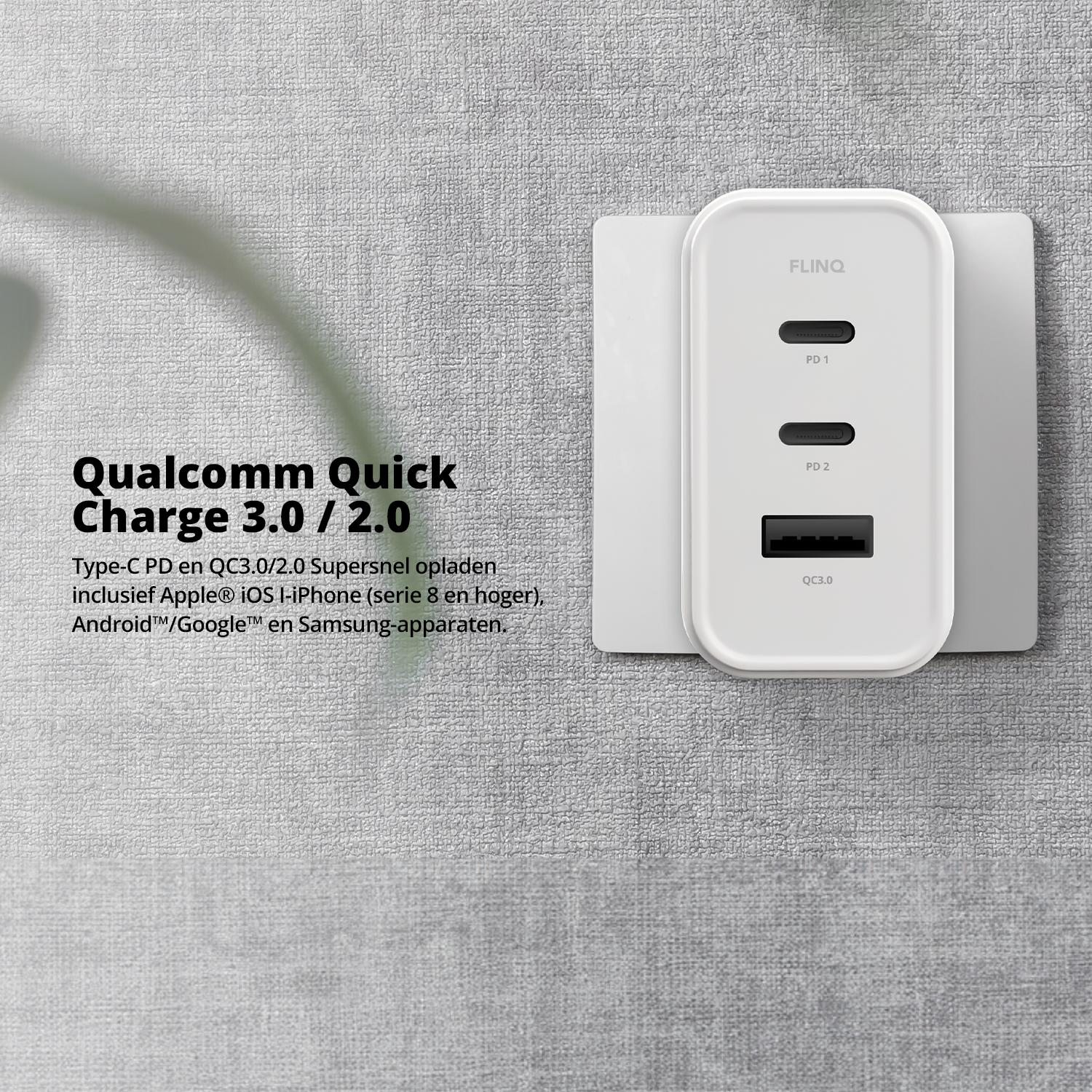 Witte oplader met poorten en afmetingen; tekst legt Qualcomm Quick Charge uit.
