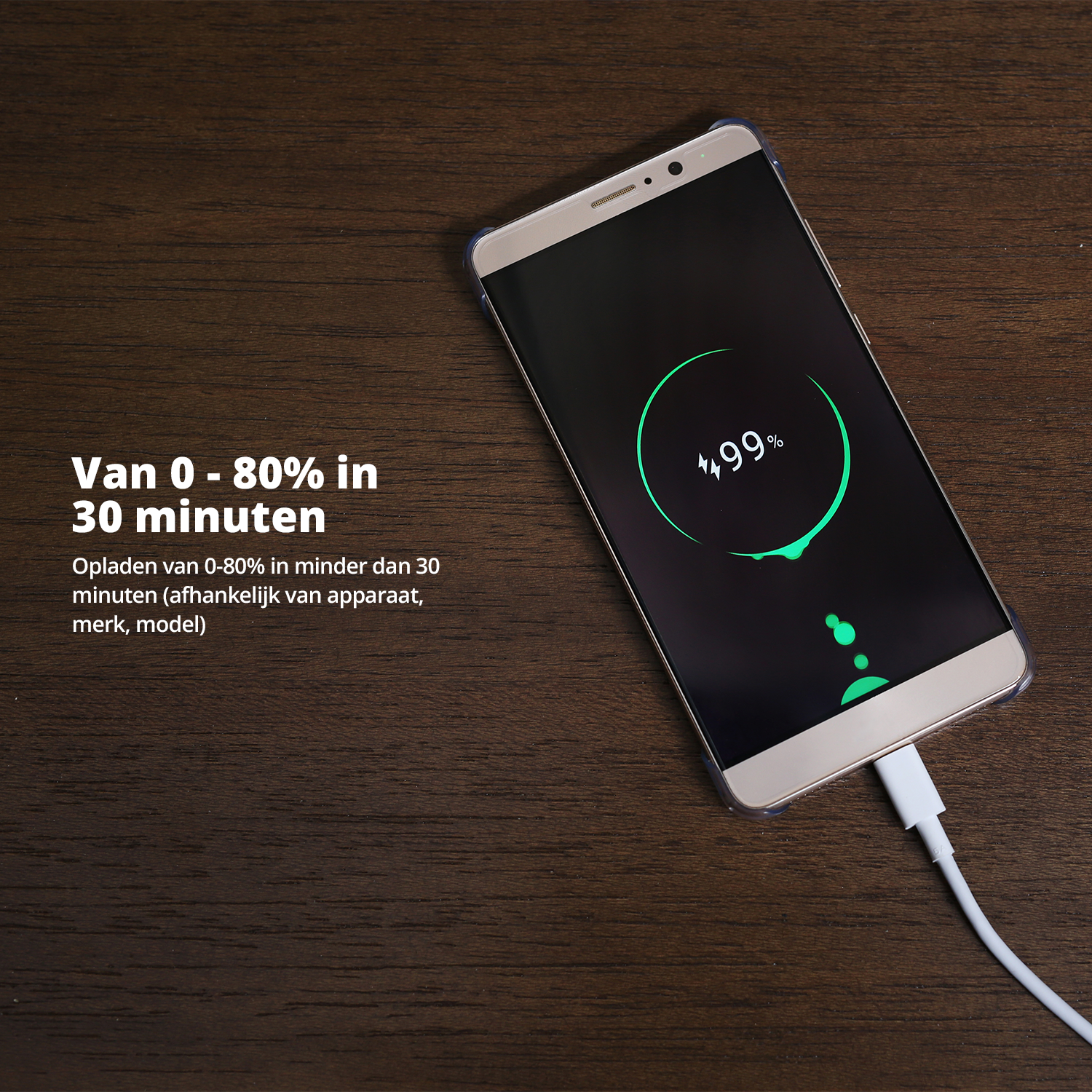 Een telefoon laadt op, met 49% en een groene cirkel. De telefoon ligt op een houten oppervlak.