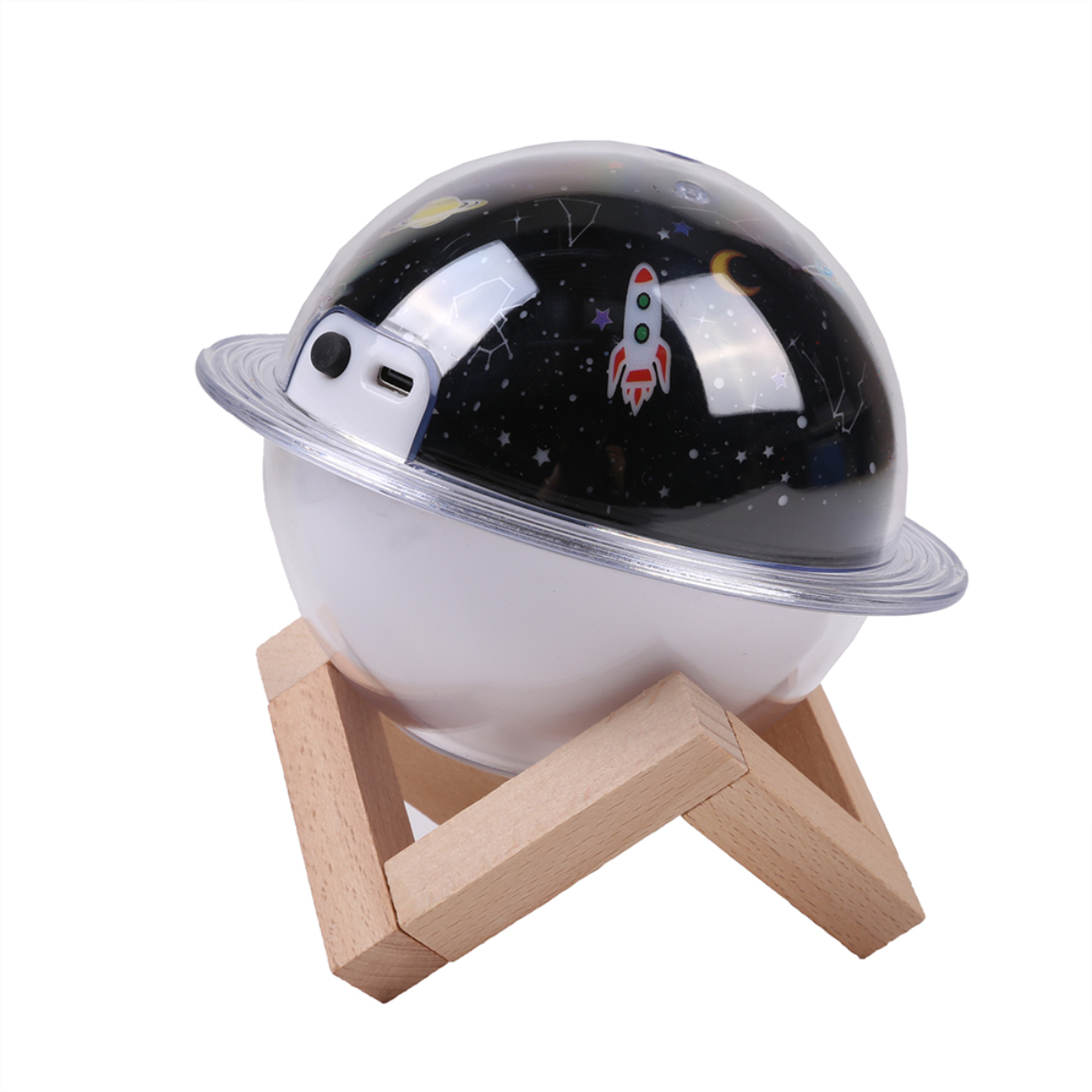 Proyector planetario sobre soporte de madera. Forma de planeta con estrellas y cohete. Base blanca.
