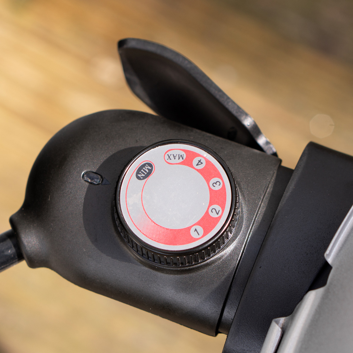 Close-up of grill control knob. Marked with MIN, MAX, and numbers 1-4. Red and white markings.