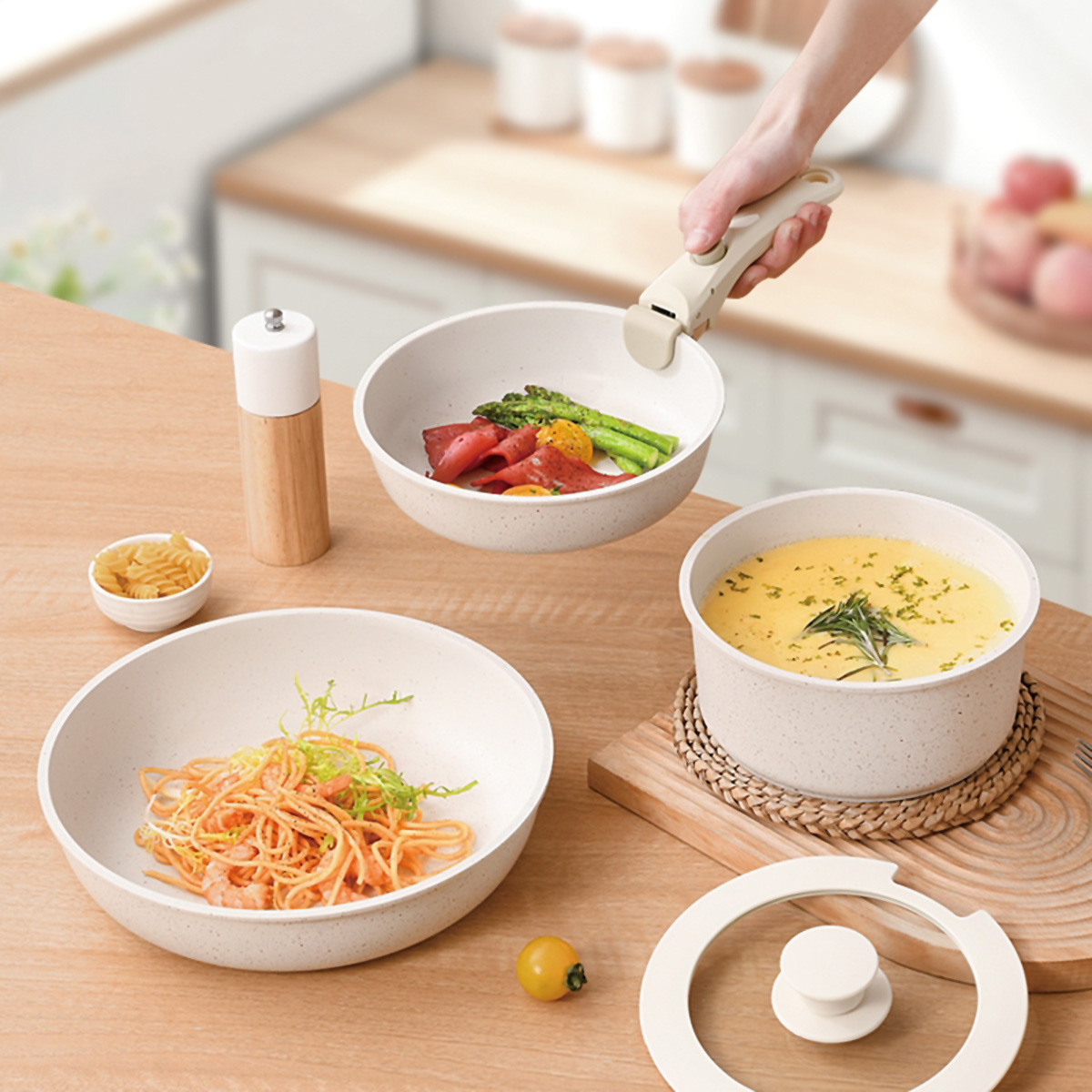 Varios platos sobre una mesa con comida, y la mano de una persona sosteniendo un utensilio. Fondo de cocina.