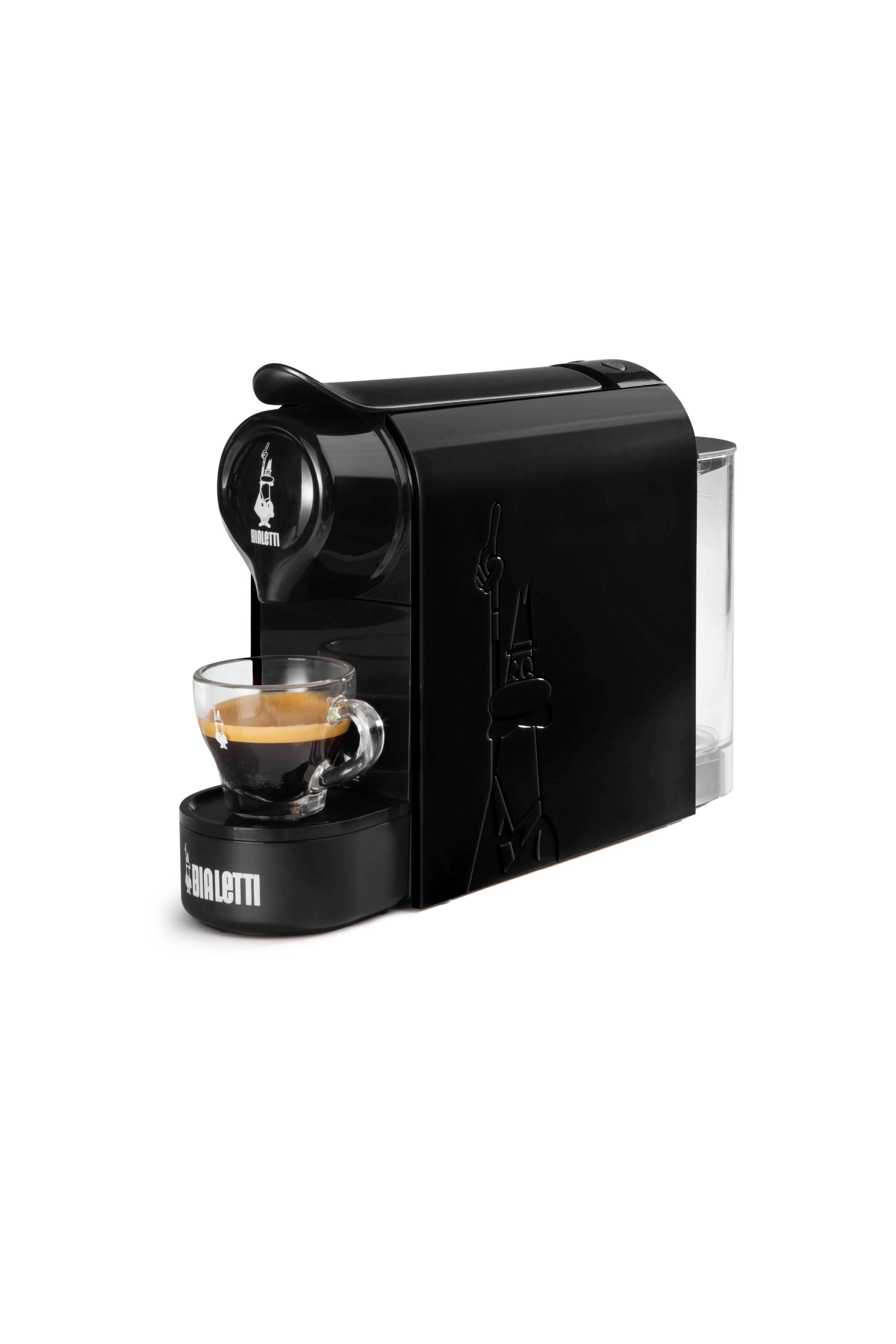 Czarny ekspres do kawy Bialetti ze szklanką kawy na białym tle.