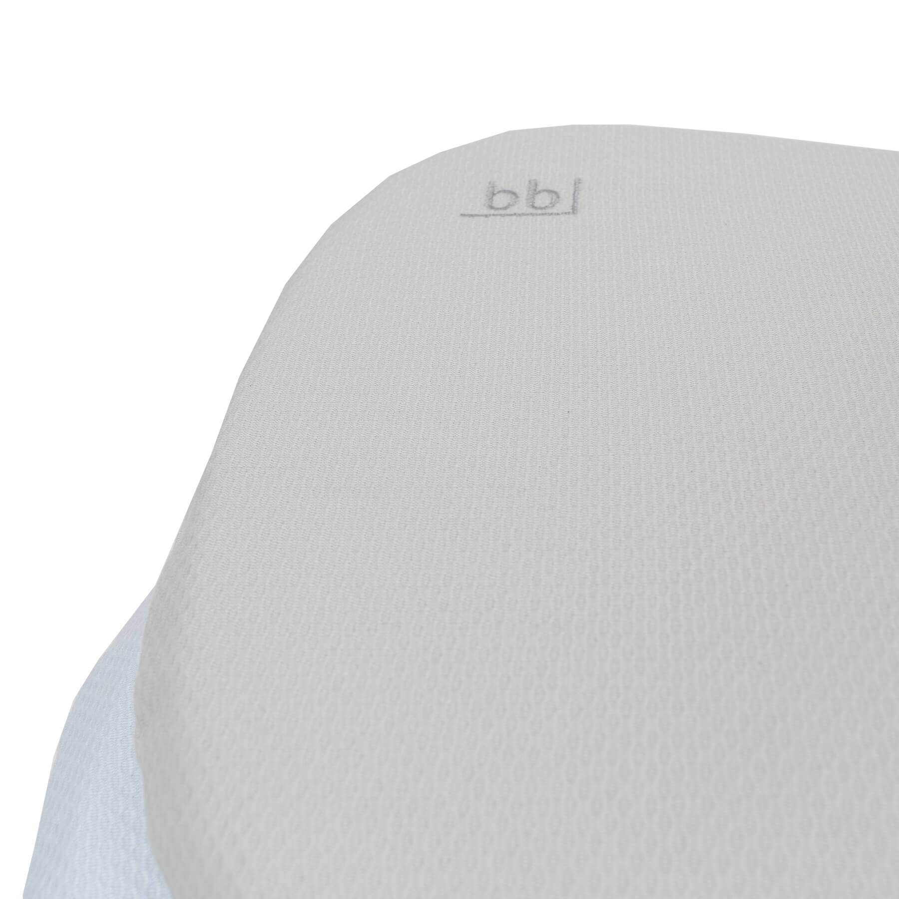Primer plano de una almohada ortopédica blanca con el logo 'bbl' y la parte inferior azul claro.
