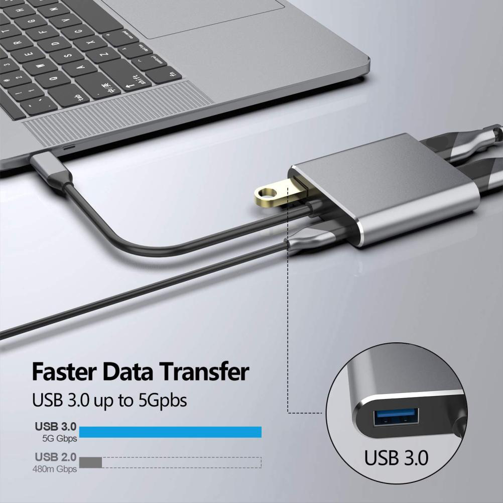 Ein Laptop mit einem silbernen Adapter, der daran angeschlossen ist. Zeigt USB 3.0 bis zu 5 Gbit/s.