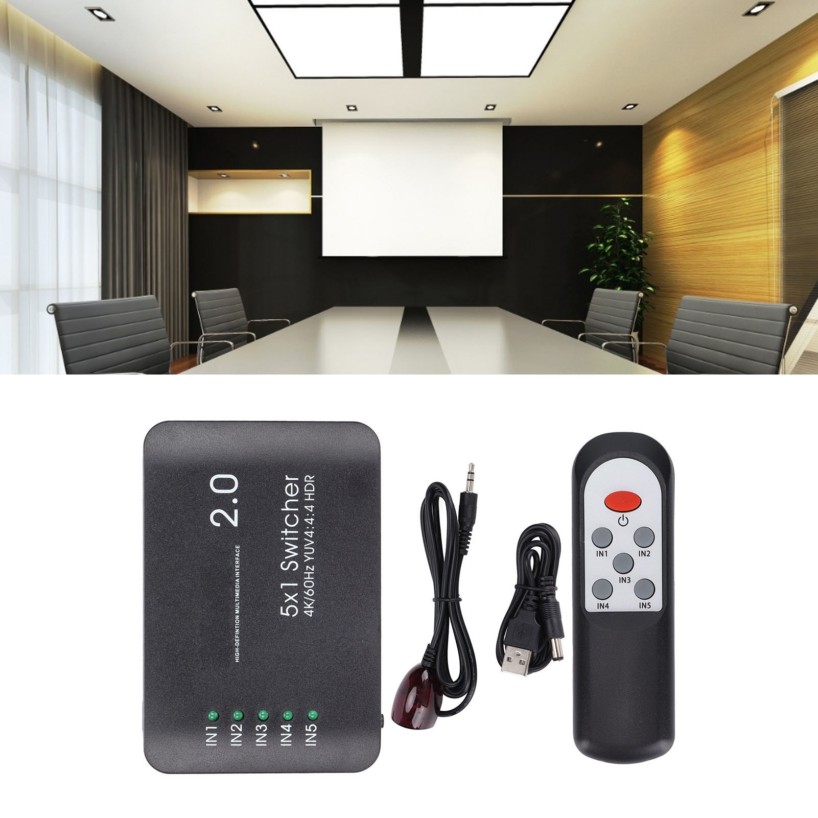 Ein Konferenzraum mit einer Projektorleinwand. Auf dem Tisch befinden sich ein Schalter und eine Fernbedienung.