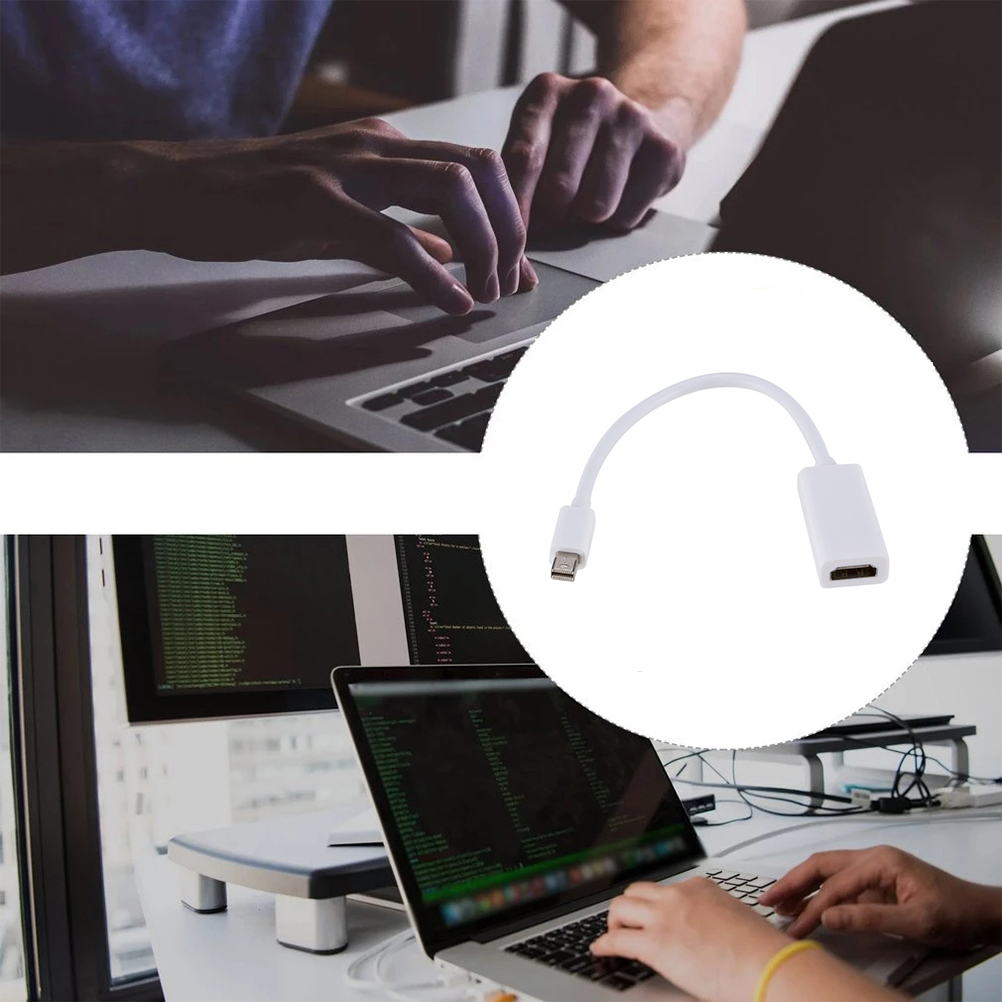 Person arbeitet am Laptop. Weißes Kabel mit USB-C-Anschluss und HDMI-Anschluss.