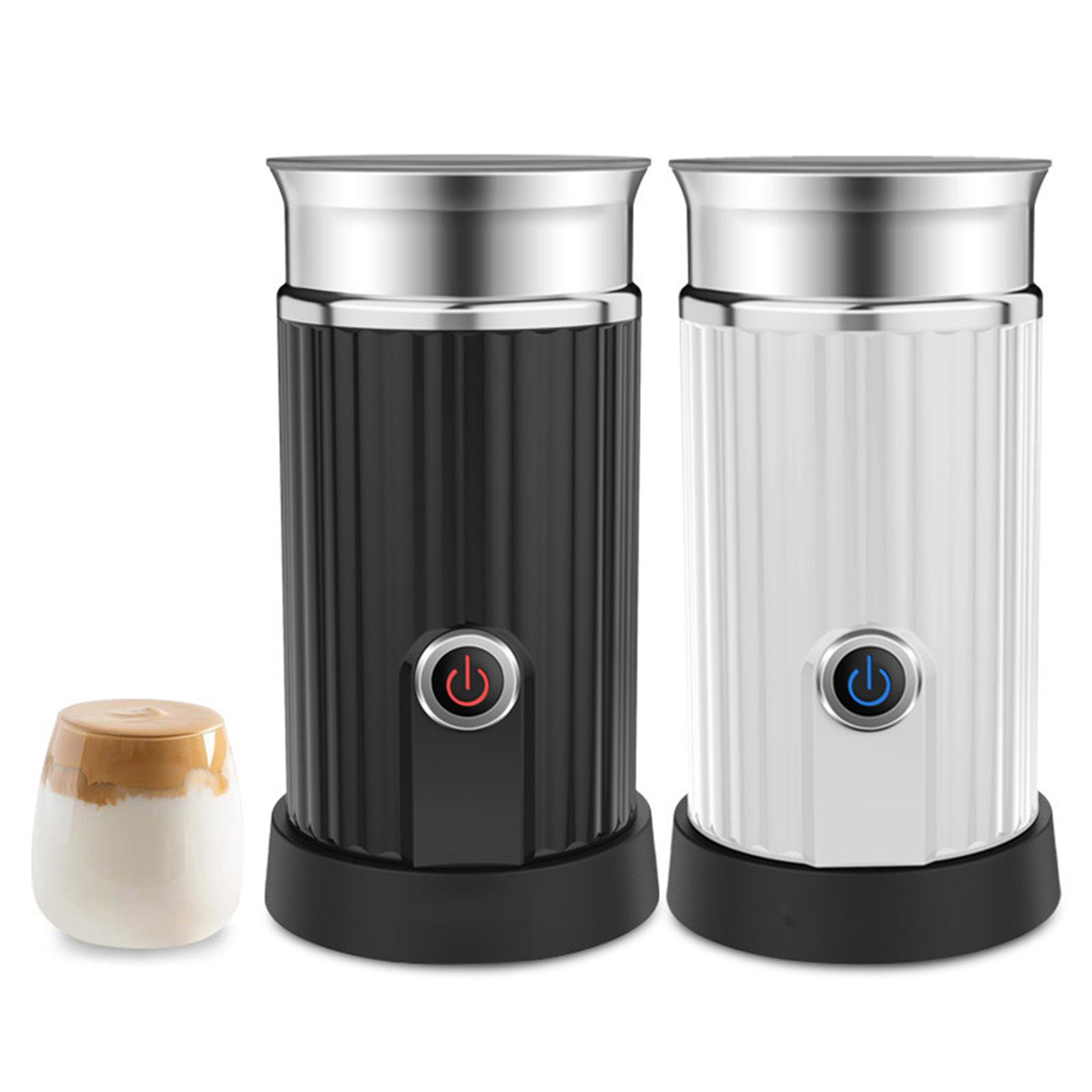 Zwei schwarz-weiße Milchaufschäumer mit einer kleinen Tasse geschäumten Kaffees.