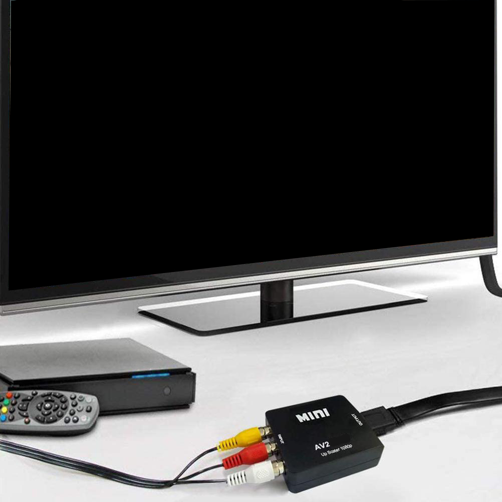Schwarzer AV-zu-HDMI-Adapter, der an einen Fernseher angeschlossen ist. MINI & AV2.
