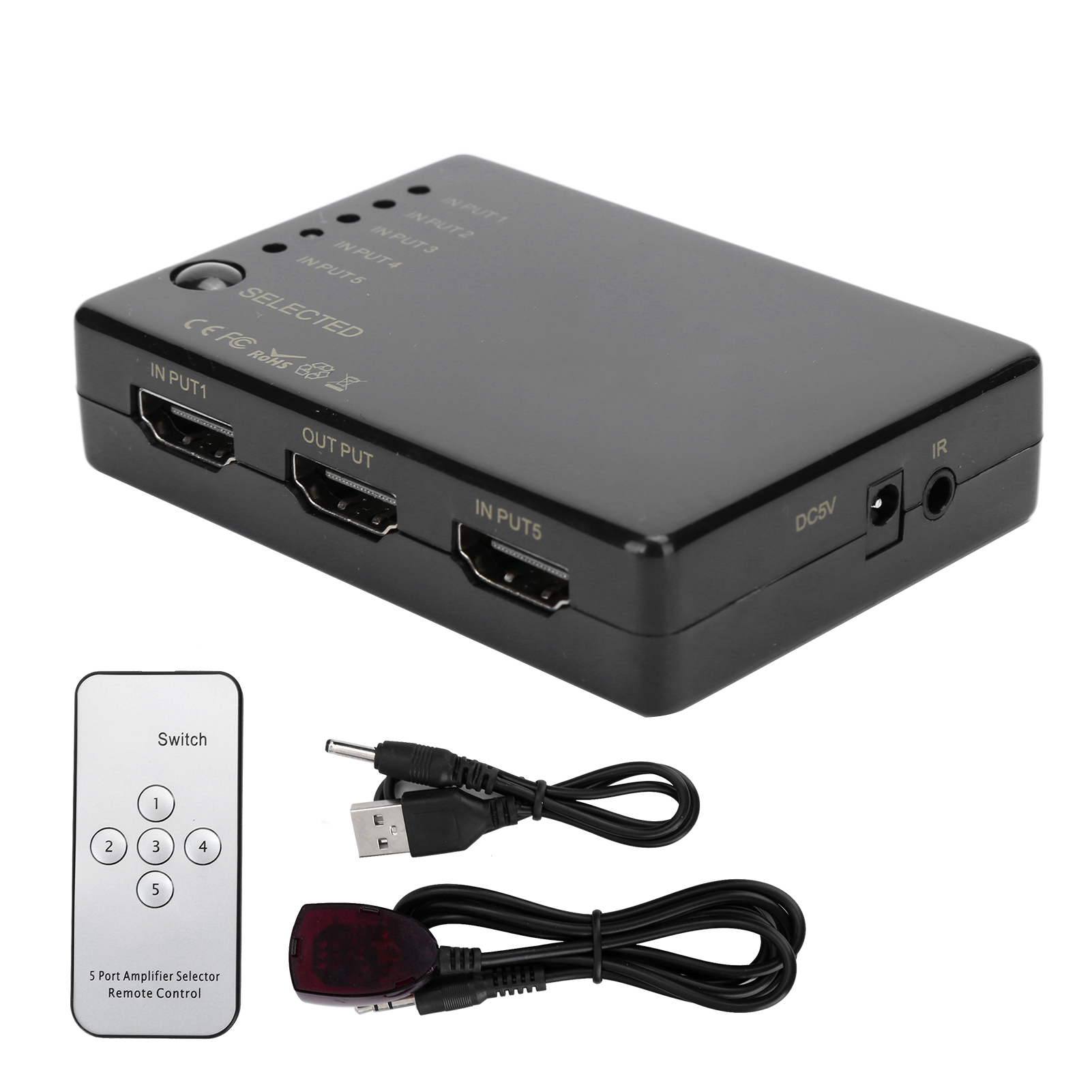 Ein schwarzer 5-Port-Verstärker-Selektor mit Fernbedienung, Kabel und USB-Kabel. Weißer Hintergrund.