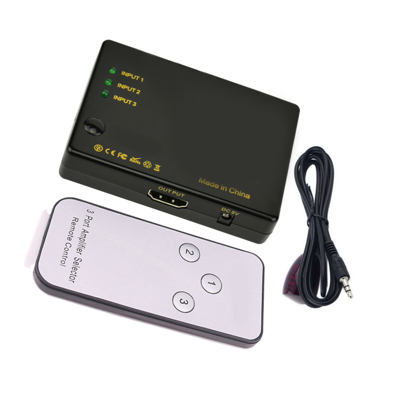 Ein schwarzer 3-Port-Verstärker-Selektor mit Fernbedienung und Kabel. Weißer Hintergrund.