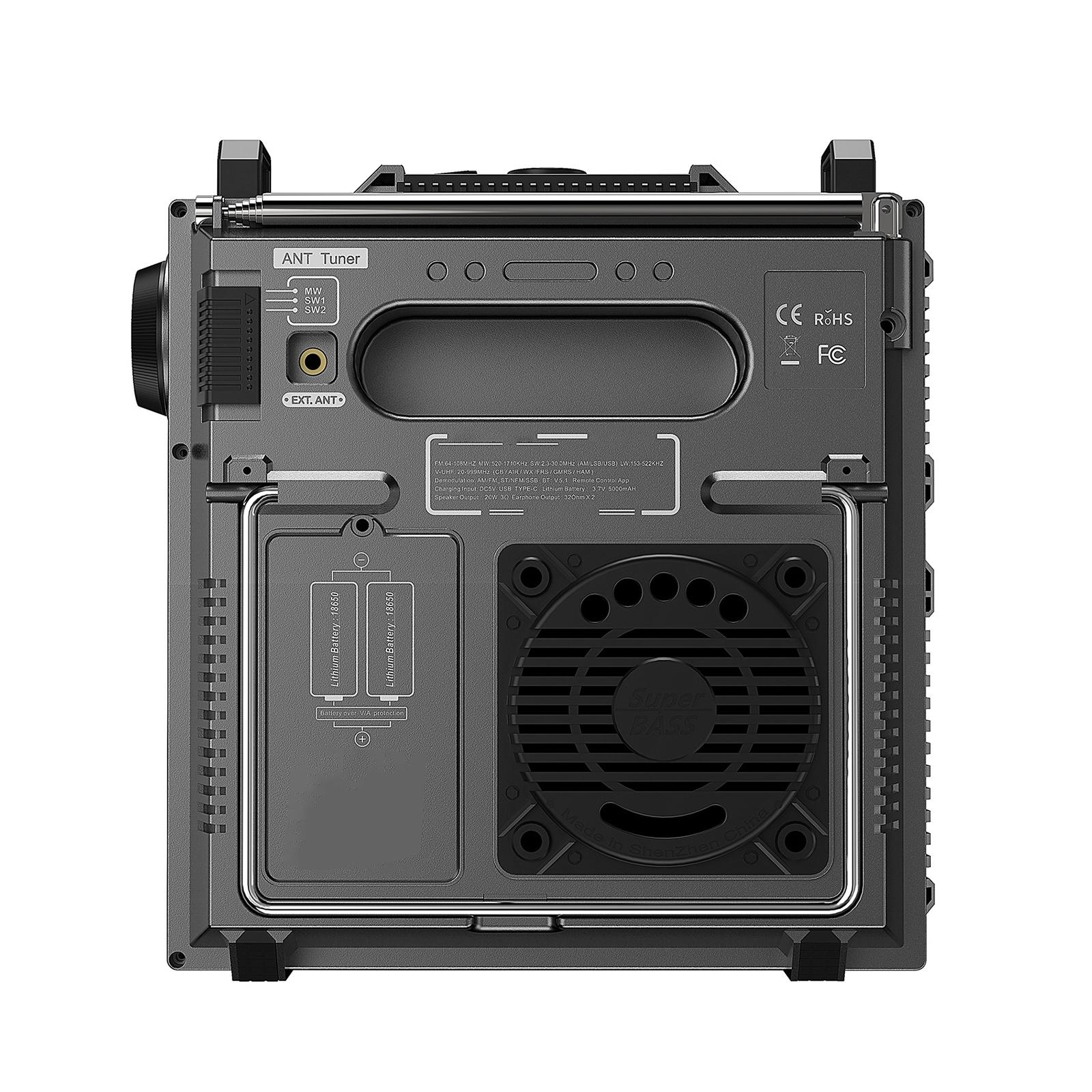 Rückansicht eines grauen Radios mit Knöpfen, Lüfter und Batteriefach. Meist grau mit schwarzen Details.