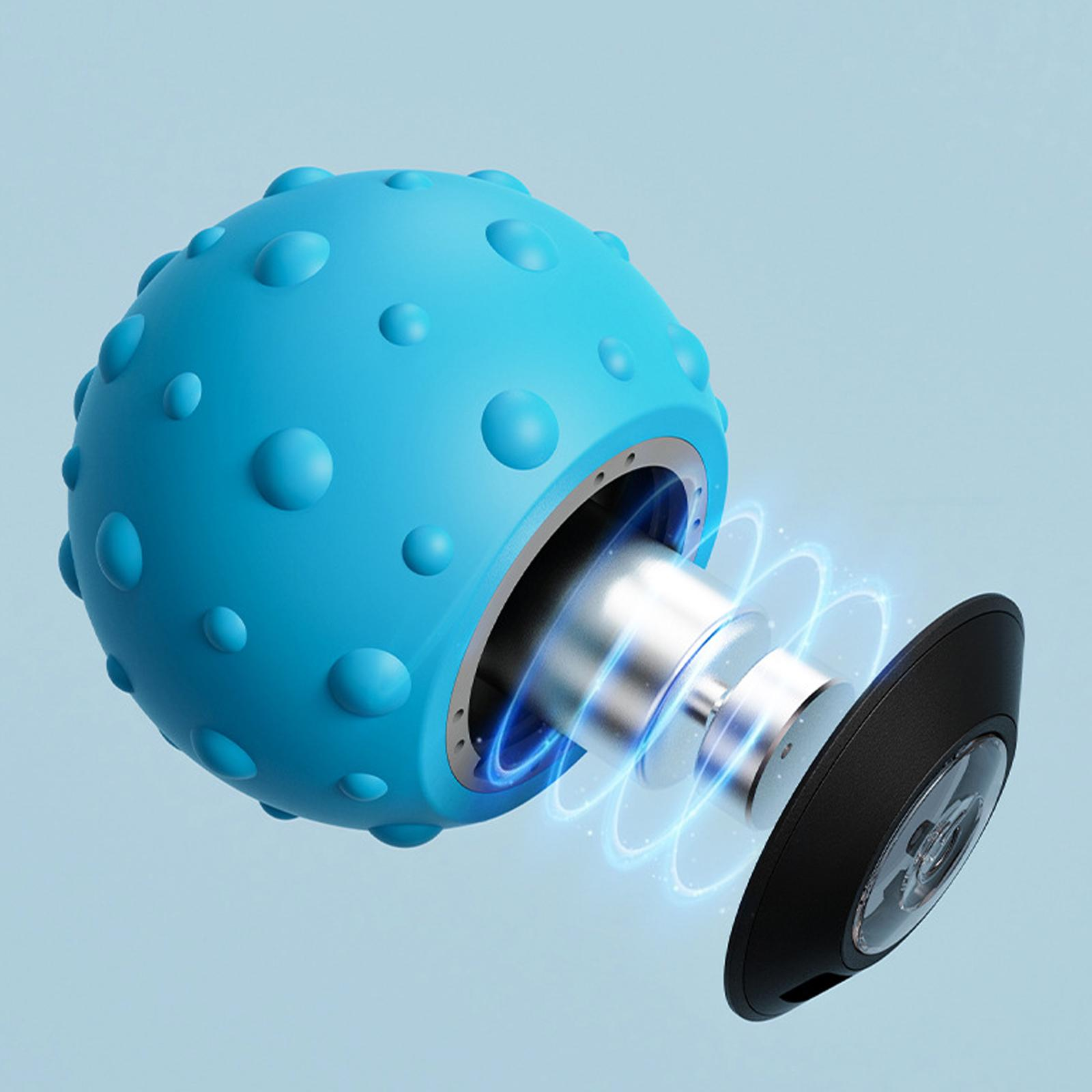 Ein blauer Massageball mit Noppen, einem silbernen Kern und einem schwarzen Sockel.