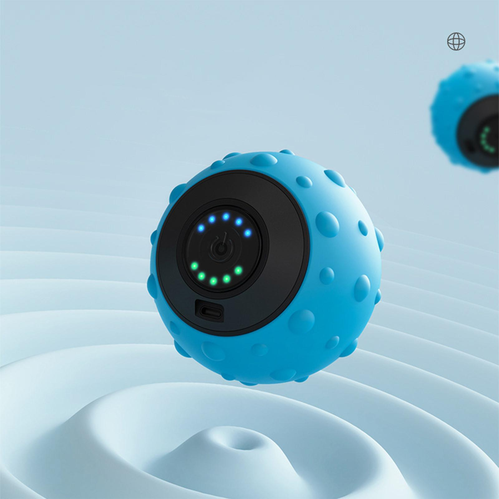 Blauer Massageball mit schwarzem Zentrum, bedeckt mit kleinen Noppen, vor blauem Hintergrund.