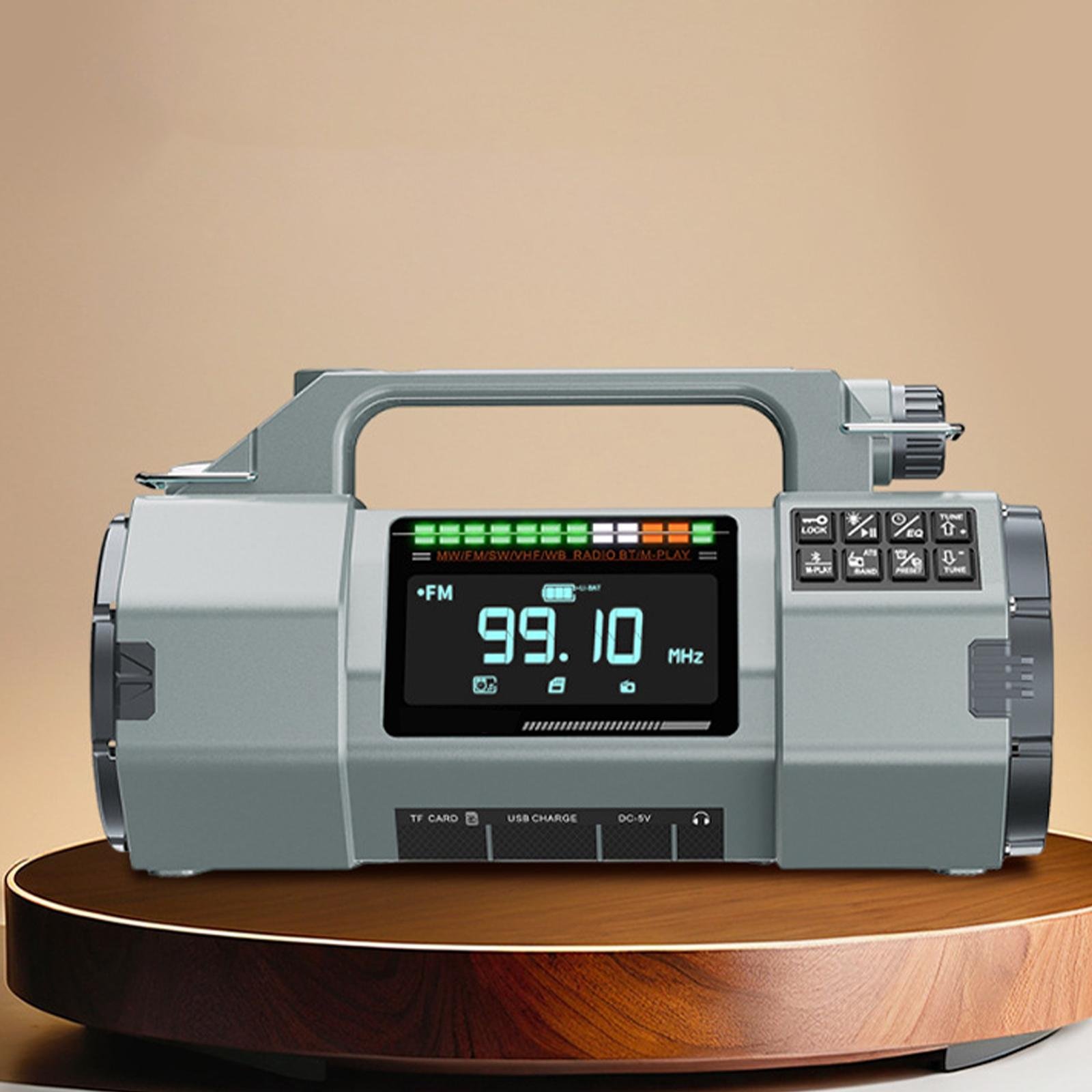 Graues Radio mit Digitalanzeige, die 99,10 MHz anzeigt, auf einem Holzständer.